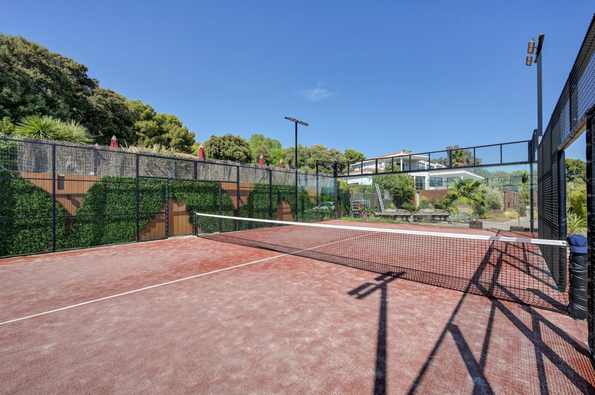 luxury house 8 Rooms for sale on LA CADIERE D AZUR (83740)