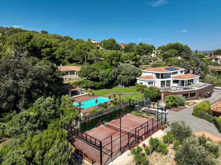 luxury house 8 Rooms for sale on LA CADIERE D AZUR (83740)