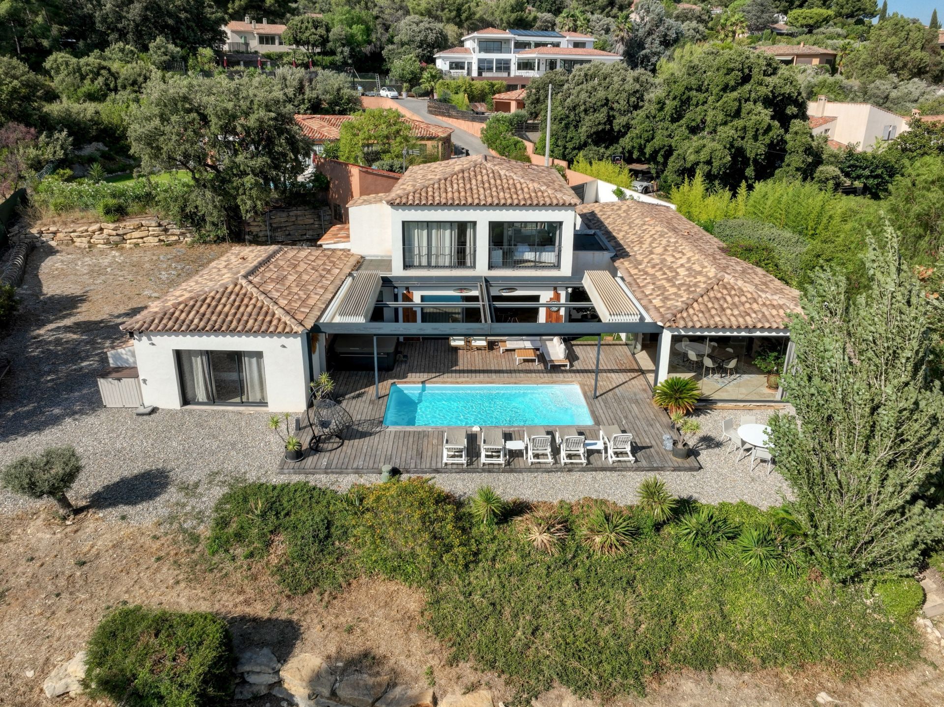 luxury house 6 Rooms for sale on LA CADIERE D AZUR (83740)