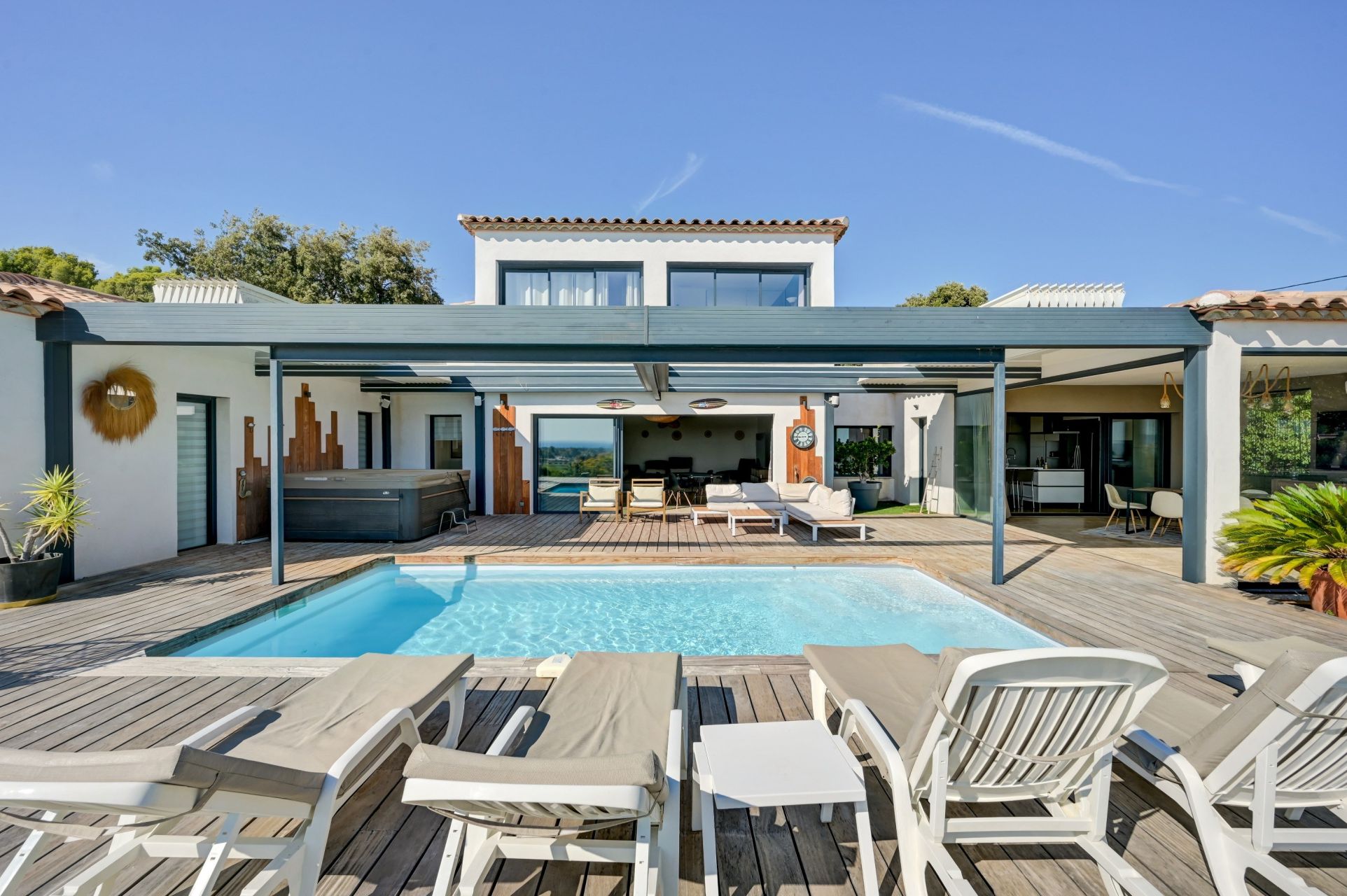 luxury house 6 Rooms for sale on LA CADIERE D AZUR (83740)