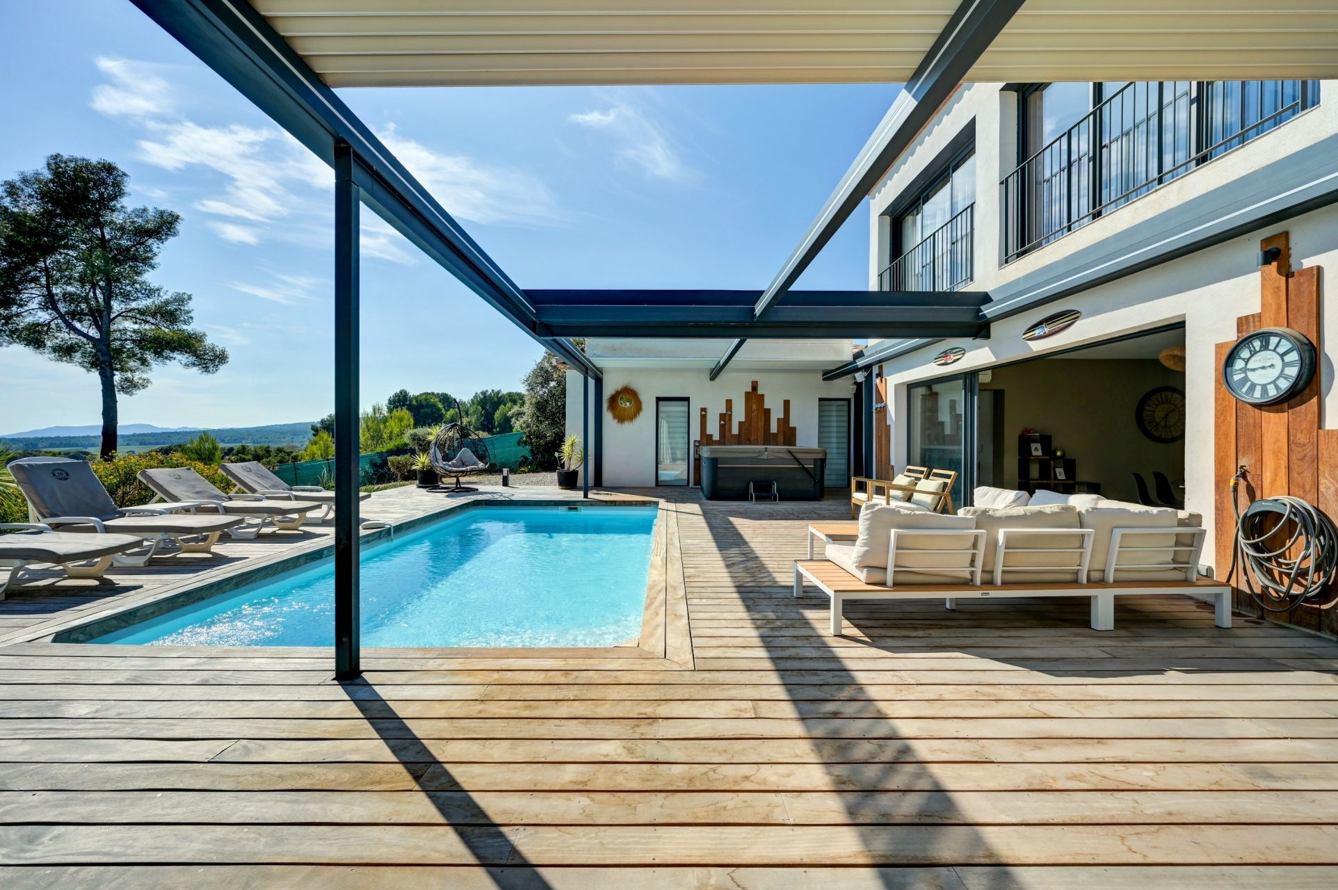 luxury house 6 Rooms for sale on LA CADIERE D AZUR (83740)