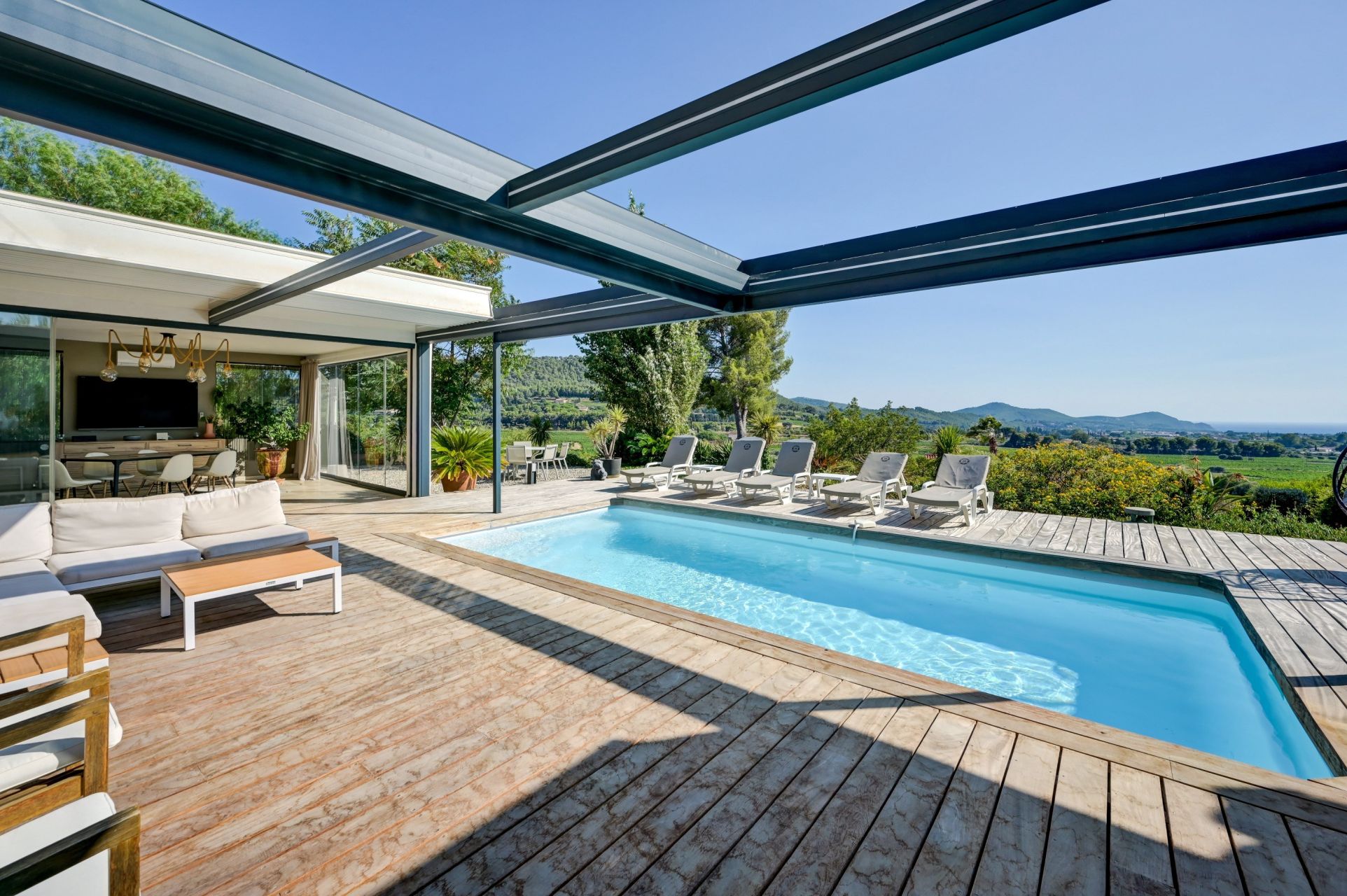 luxury house 6 Rooms for sale on LA CADIERE D AZUR (83740)
