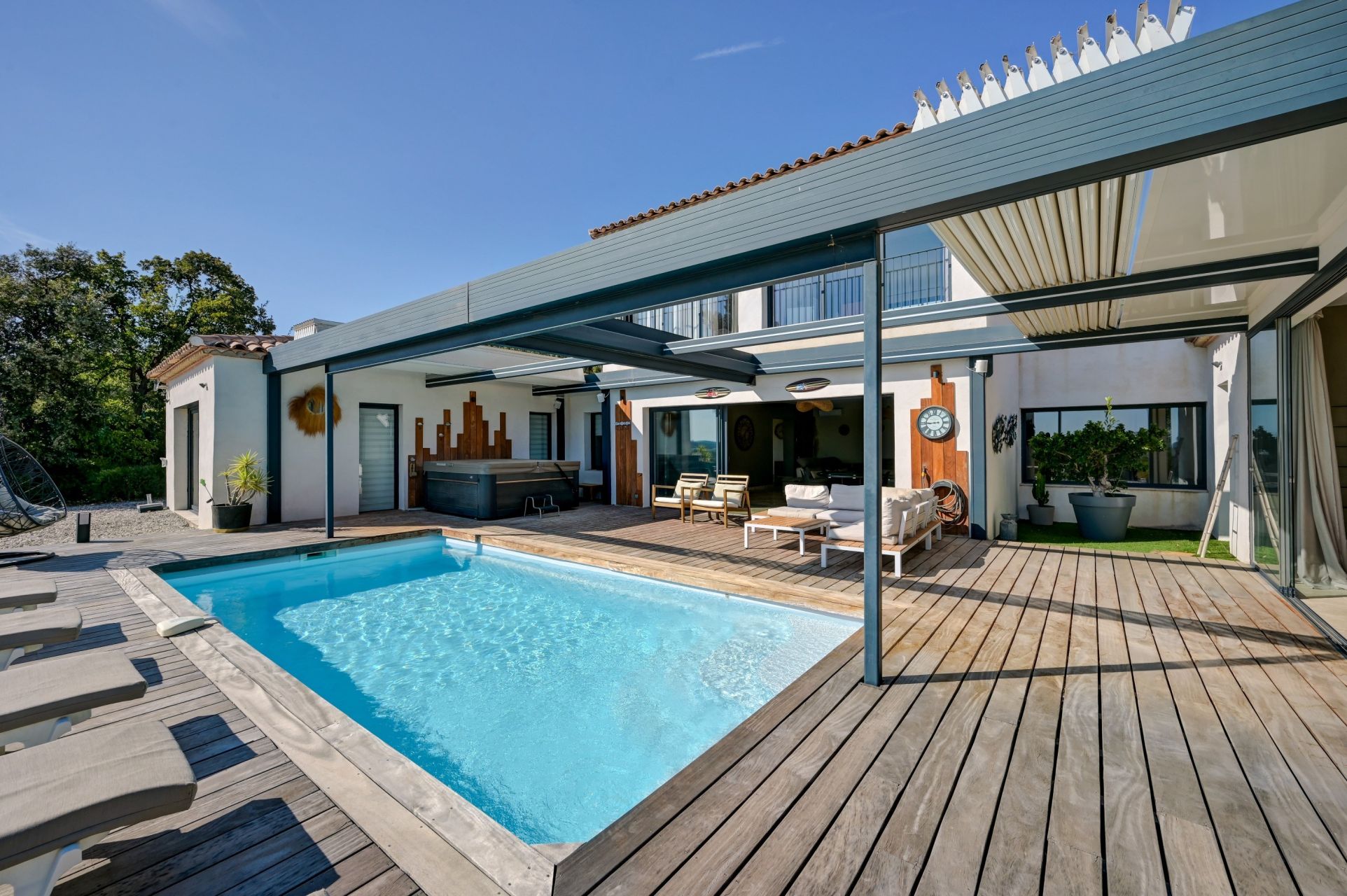 luxury house 6 Rooms for sale on LA CADIERE D AZUR (83740)