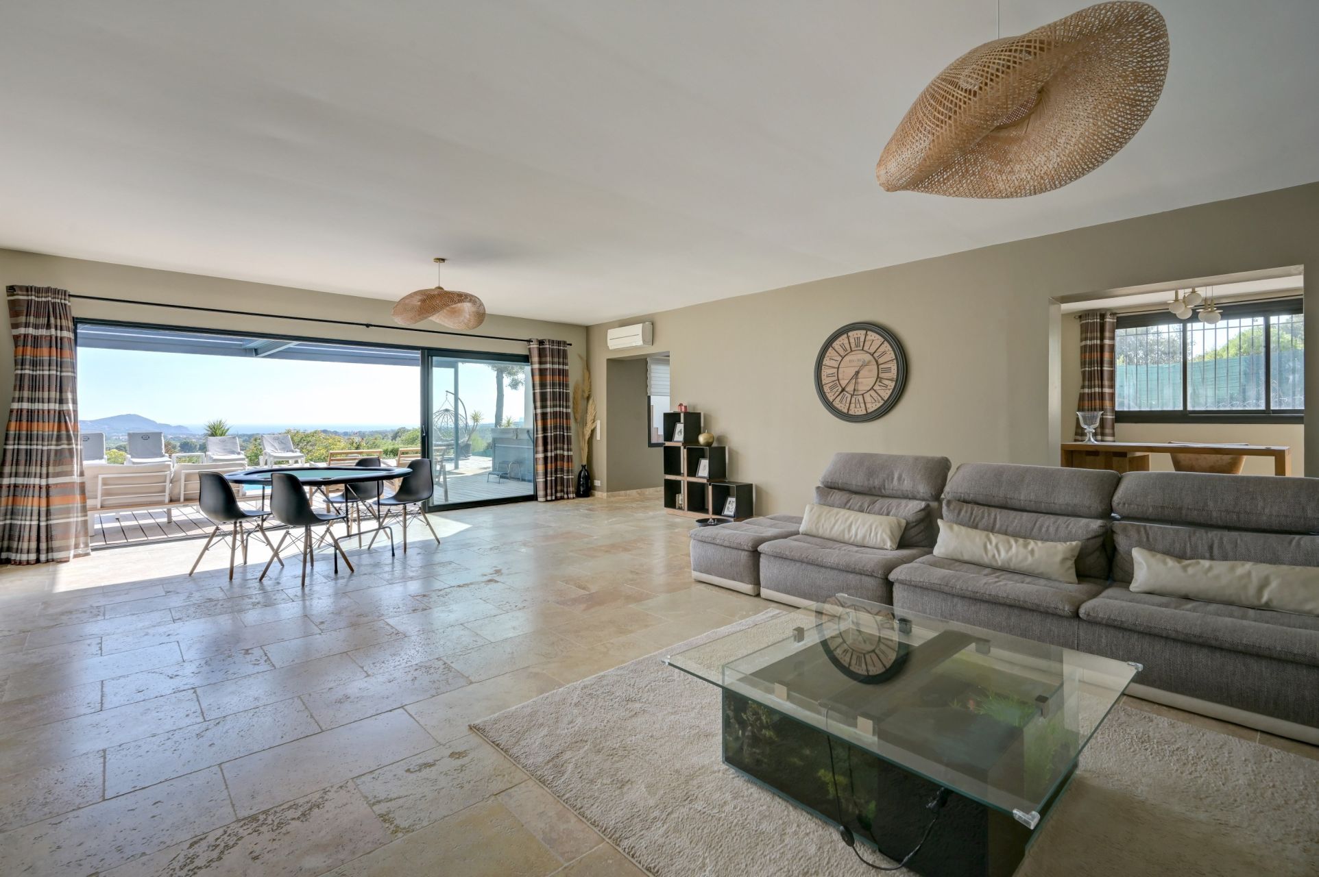 luxury house 6 Rooms for sale on LA CADIERE D AZUR (83740)