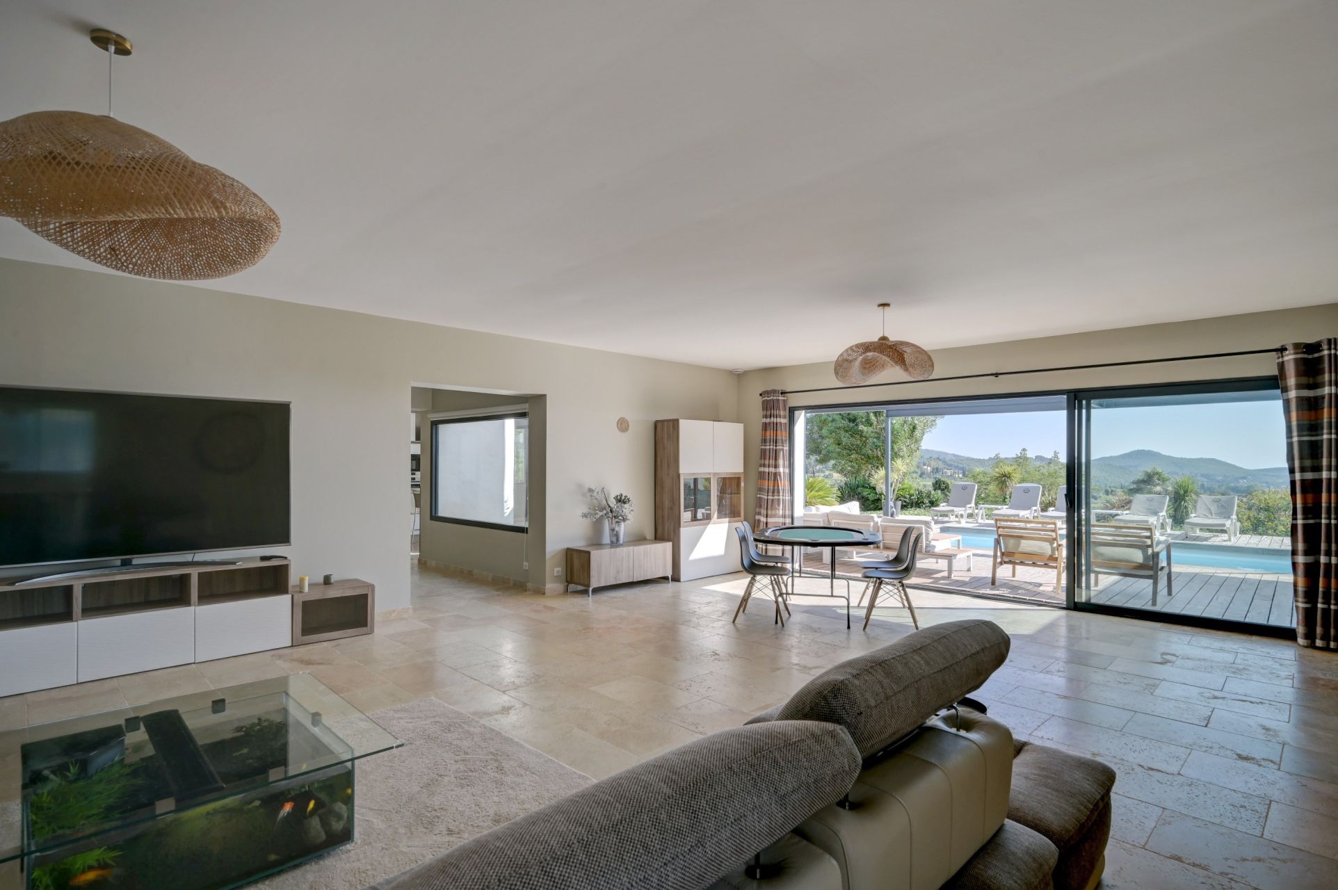 luxury house 6 Rooms for sale on LA CADIERE D AZUR (83740)