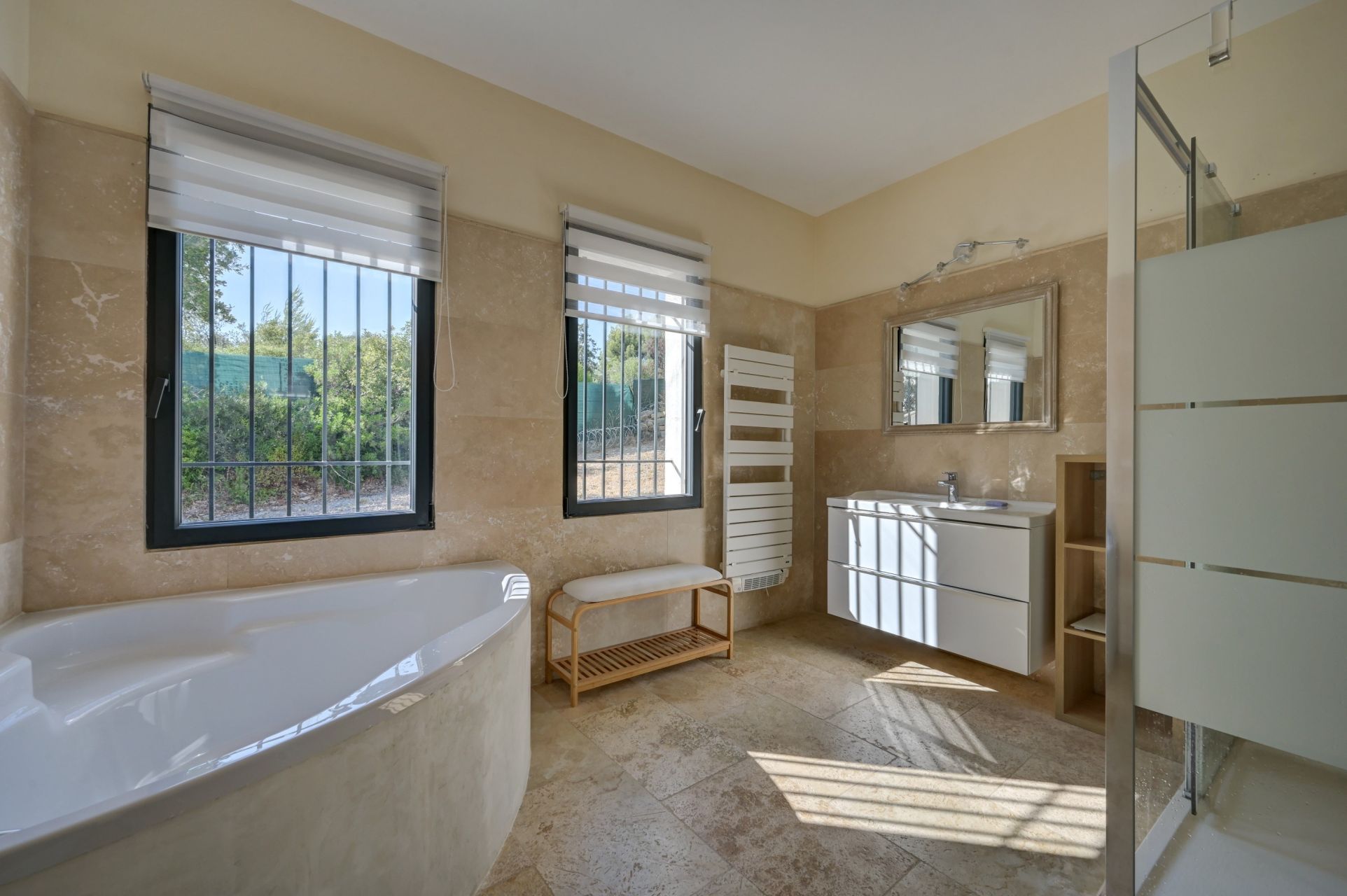 luxury house 6 Rooms for sale on LA CADIERE D AZUR (83740)