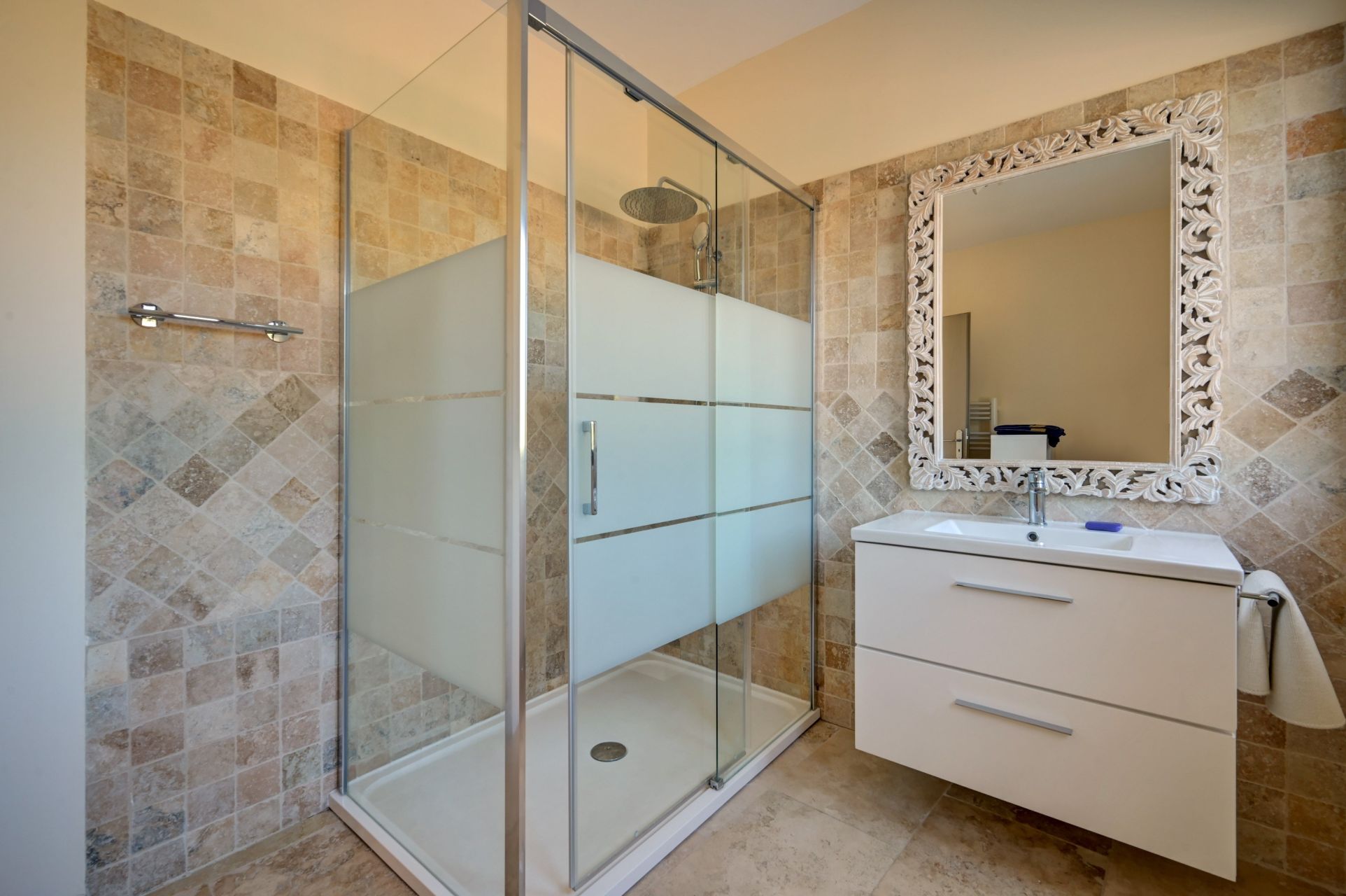 luxury house 6 Rooms for sale on LA CADIERE D AZUR (83740)
