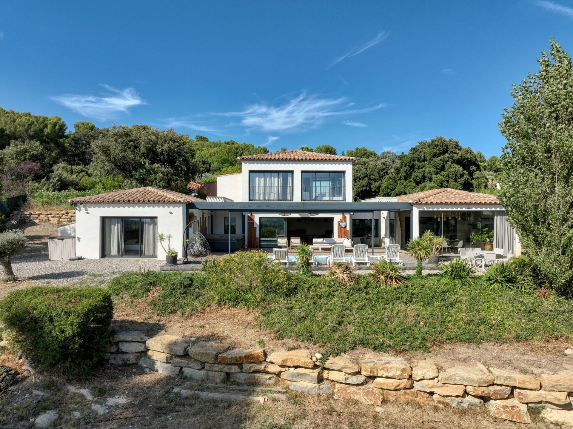 luxury house 6 Rooms for sale on LA CADIERE D AZUR (83740)
