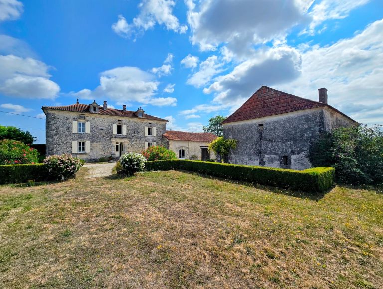 luxury house 10 Rooms for sale on PERIGUEUX (24000)