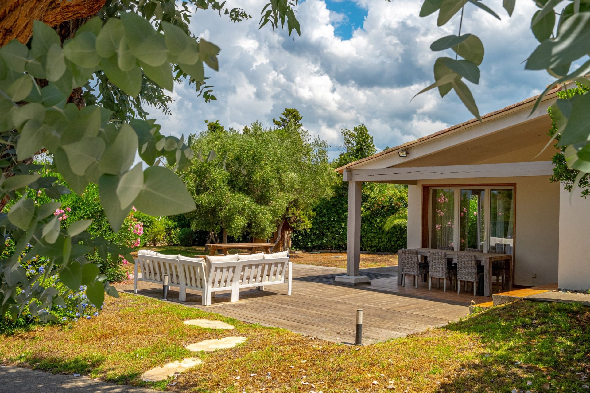 luxury villa 9 Rooms for sale on PORTICCIO (20166)