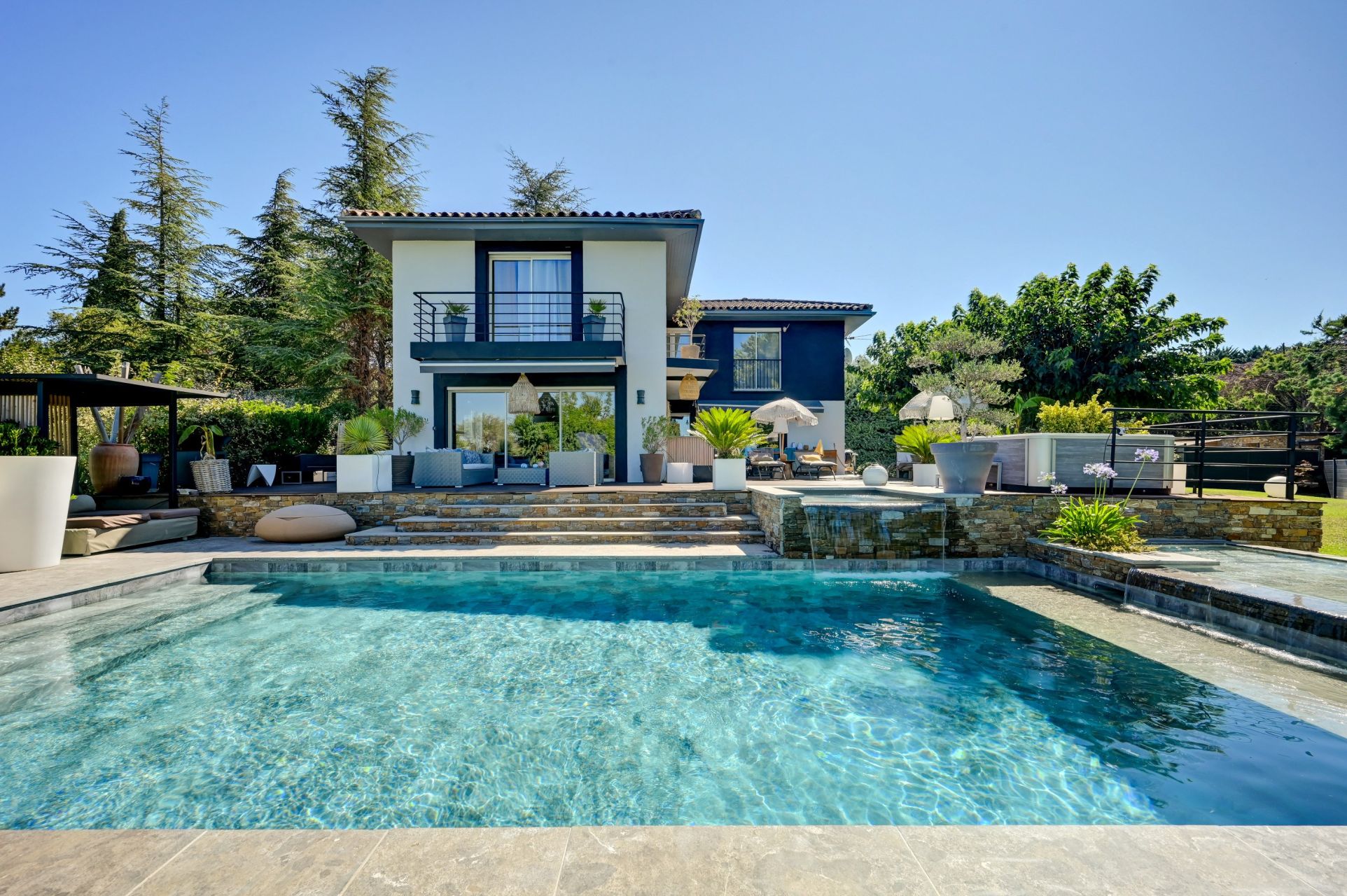 luxury house 6 Rooms for sale on AIX EN PROVENCE (13100)