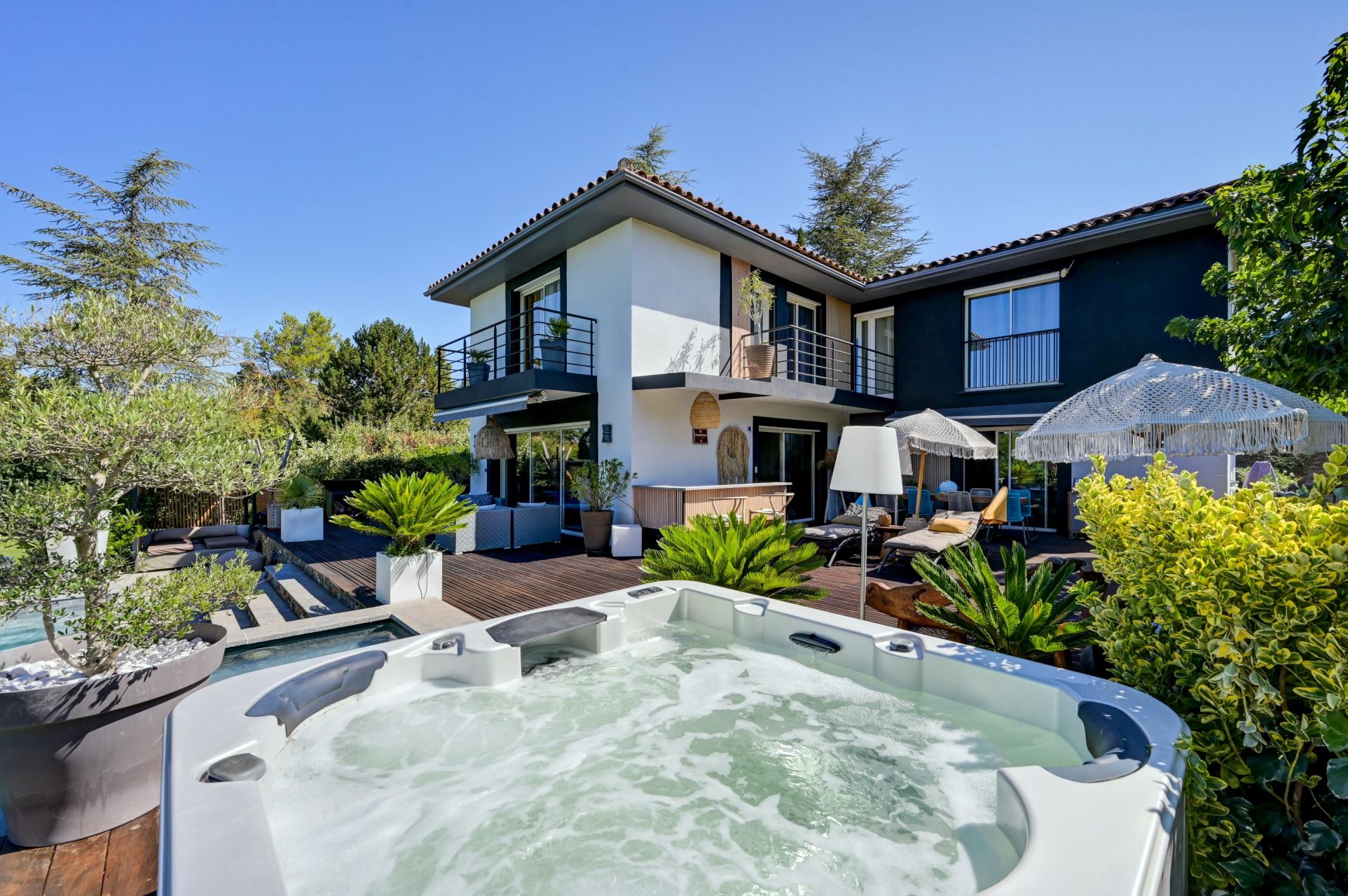 luxury house 6 Rooms for sale on AIX EN PROVENCE (13100)