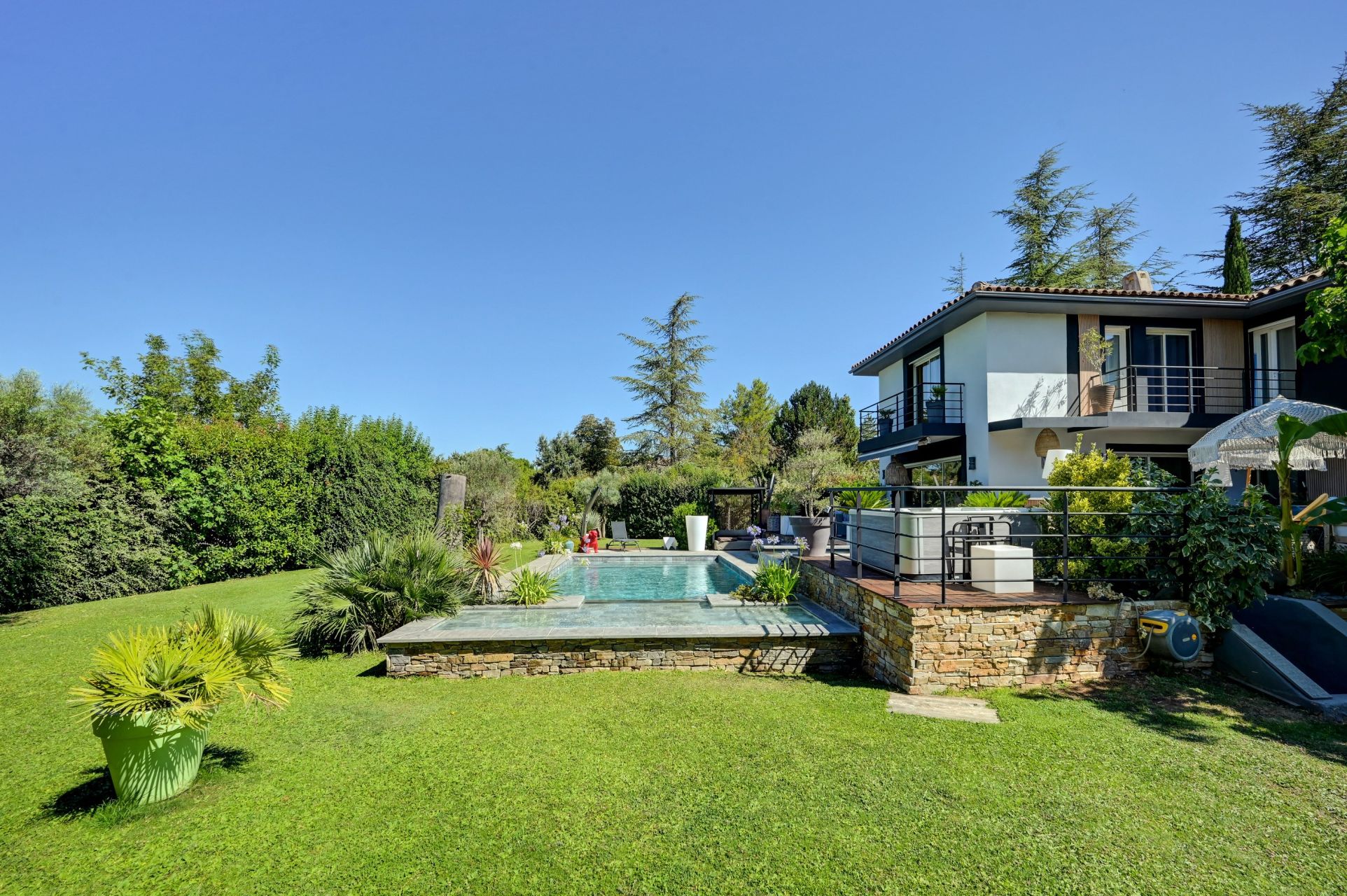 luxury house 6 Rooms for sale on AIX EN PROVENCE (13100)