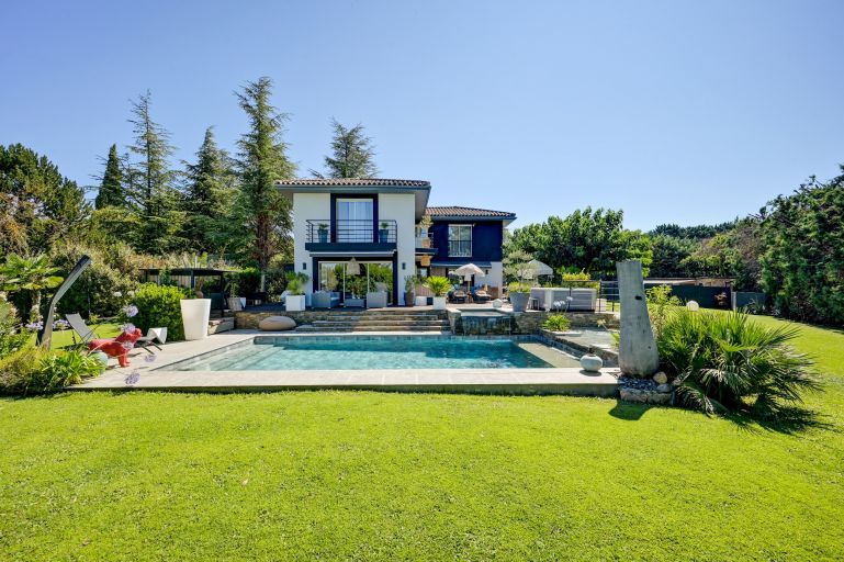 luxury house 6 Rooms for sale on AIX EN PROVENCE (13100)