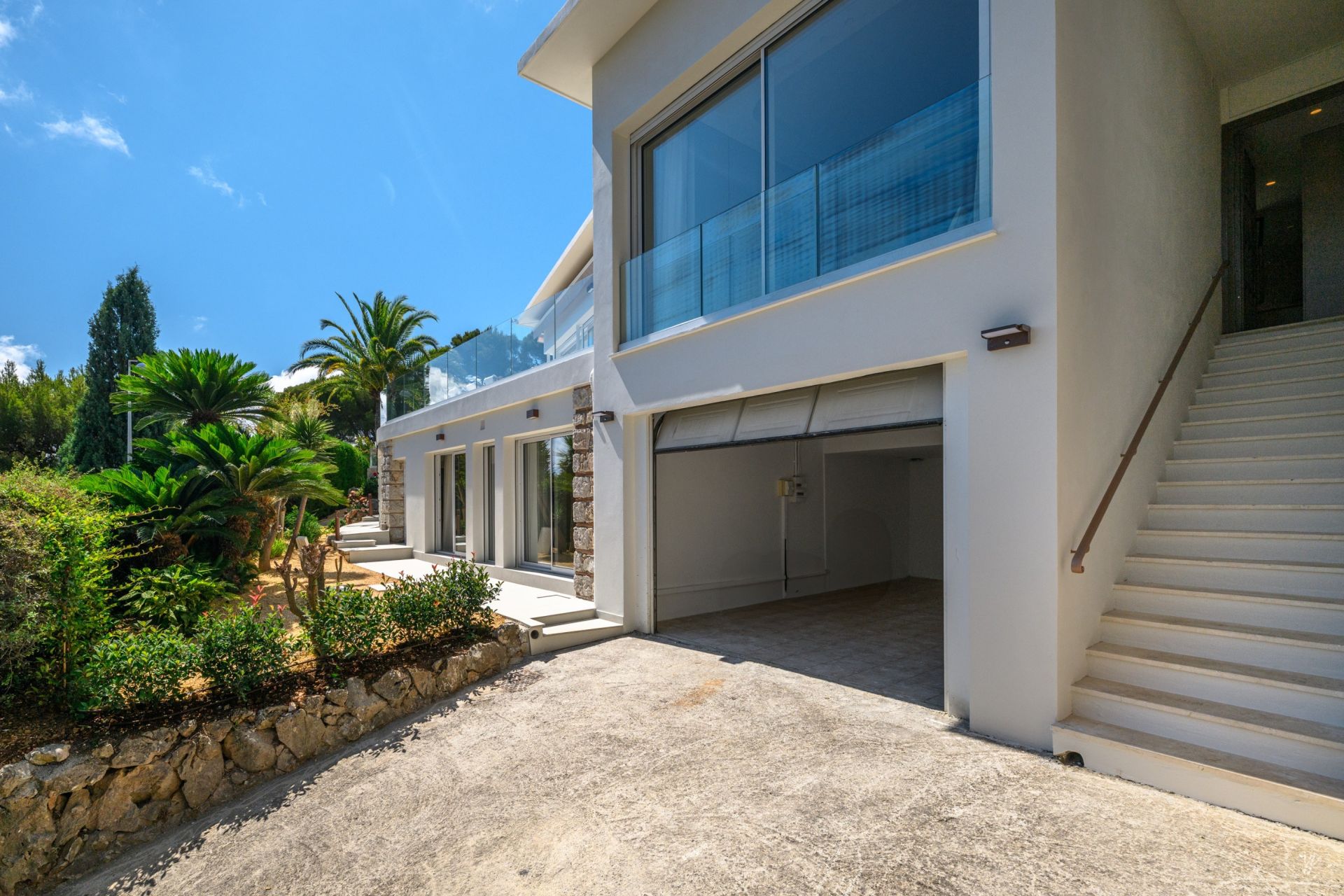 luxury villa 5 Rooms for sale on NICE (06000)