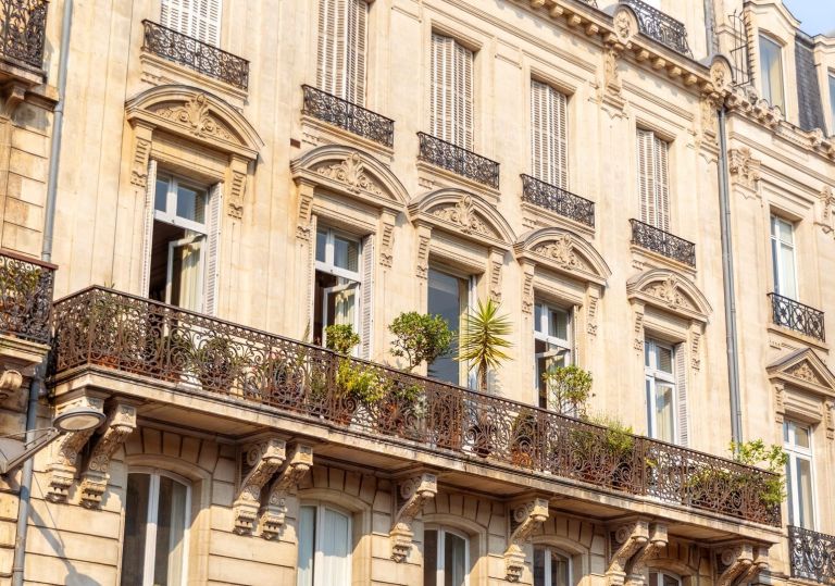 luxury apartment 5 Rooms for sale on BORDEAUX (33000)