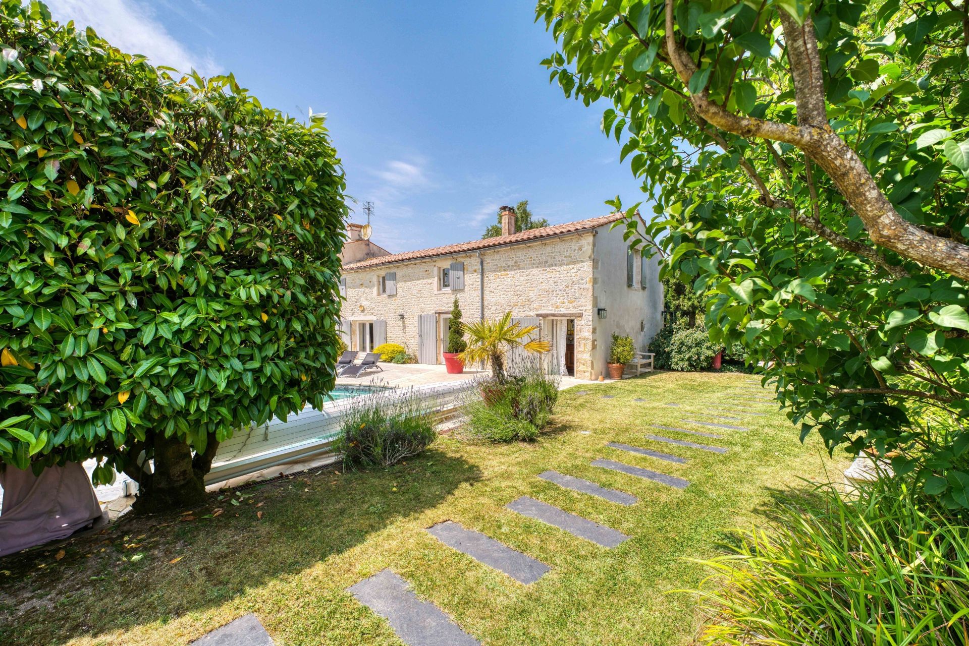 maison de luxe 8 Pièces en vente sur DOMPIERRE SUR MER (17139)