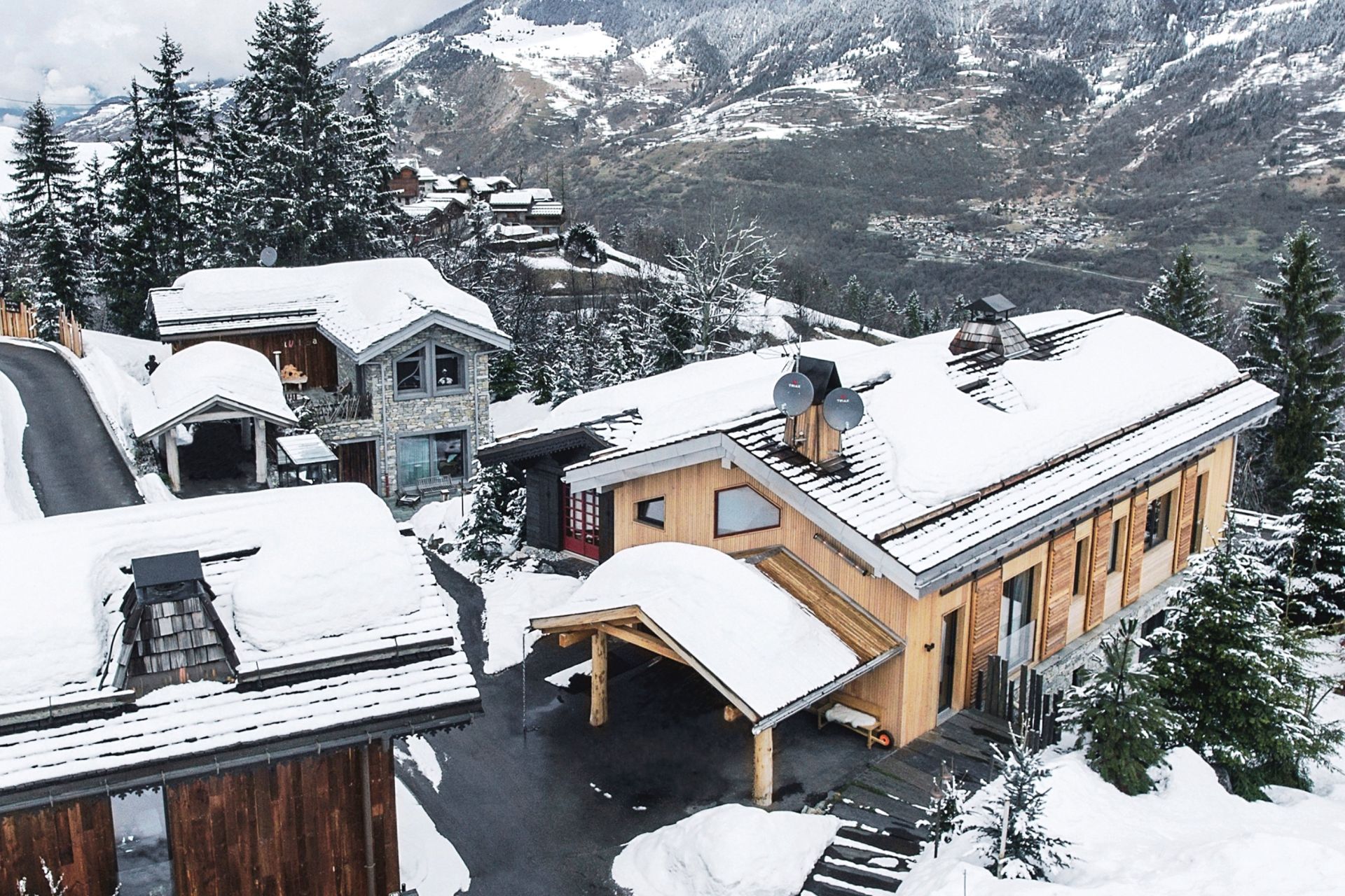 luxury chalet 15 Rooms for seasonal rent on COURCHEVEL (73120)