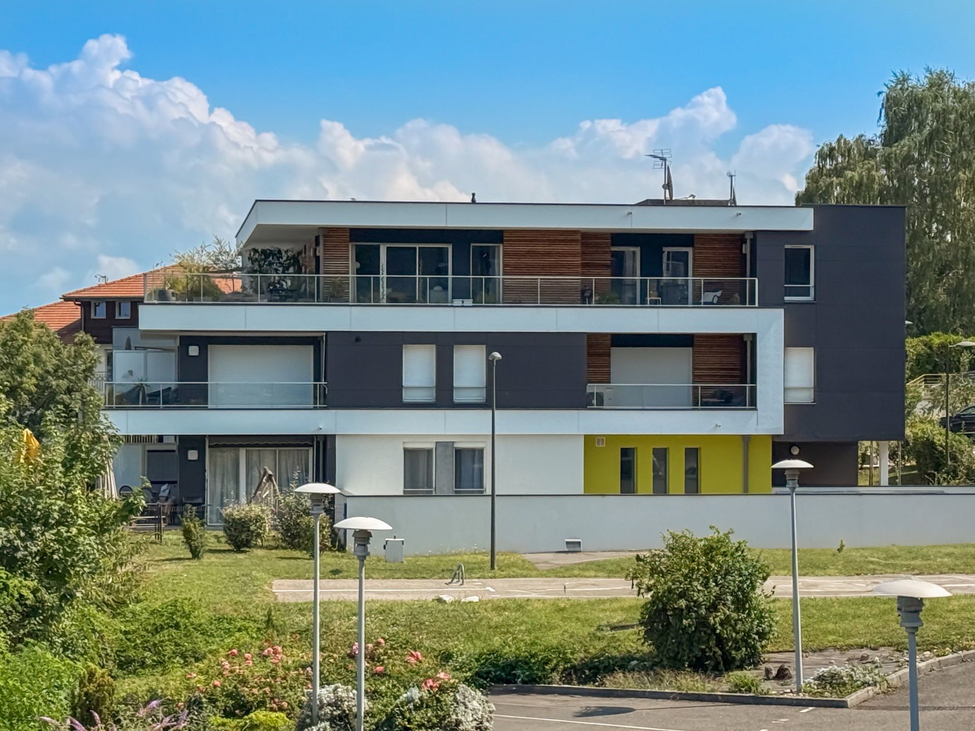 luxury apartment 4 Rooms for sale on NEUVECELLE (74500)