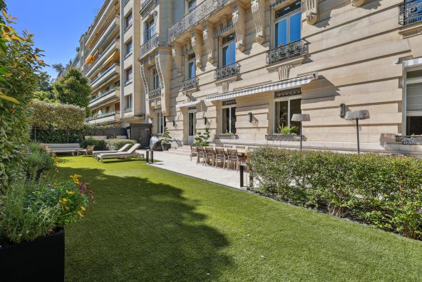 Sale Luxury apartment Neuilly-sur-Seine 6 Rooms 240 m²