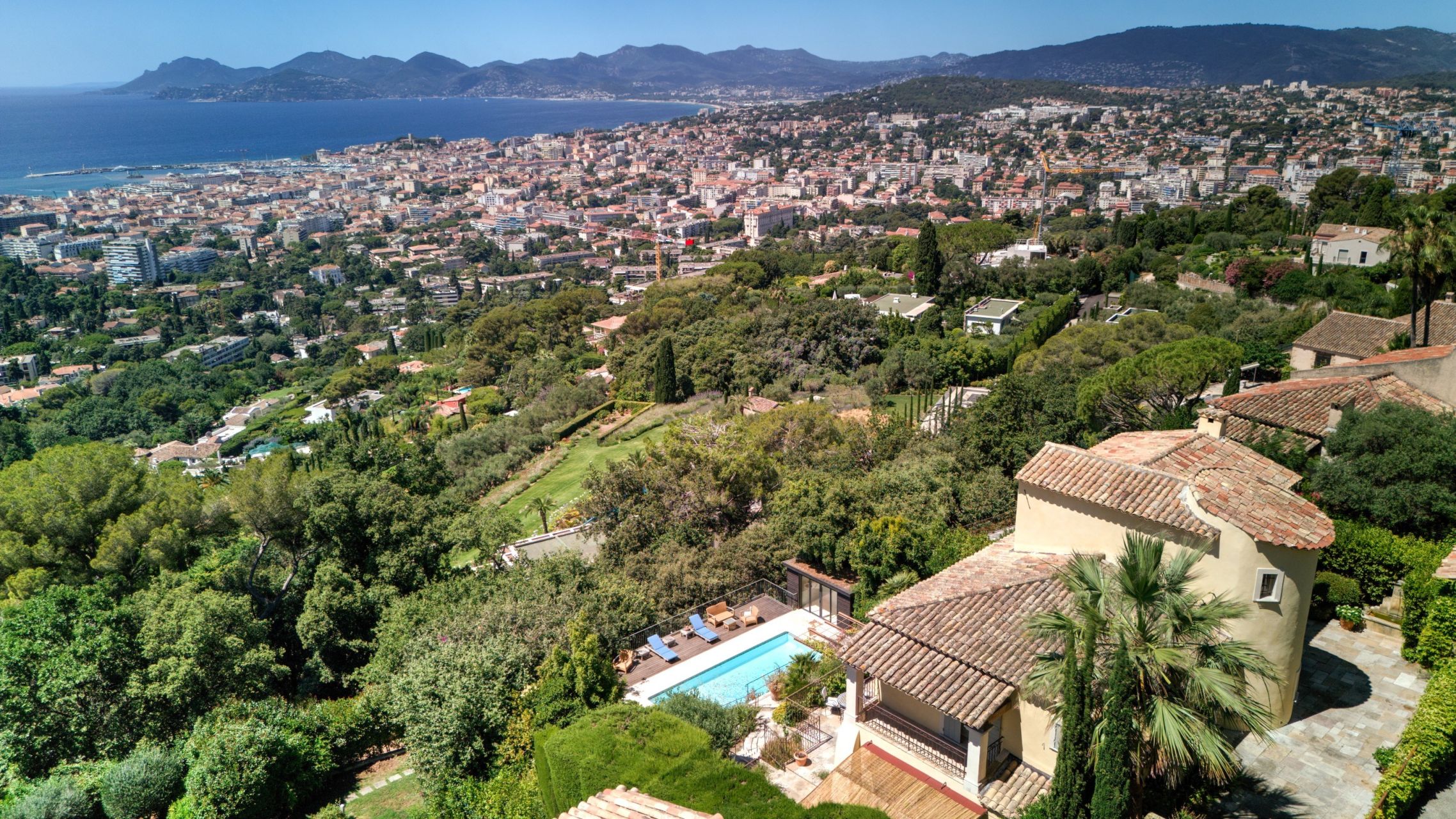 luxury villa 7 Rooms for sale on CANNES (06400)