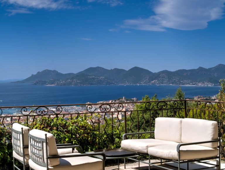 luxury villa 7 Rooms for sale on CANNES (06400)