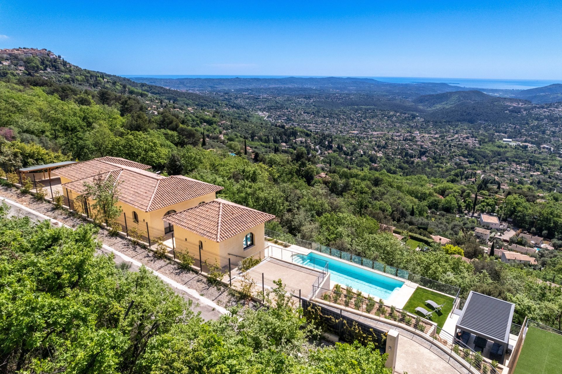 luxury villa 8 Rooms for sale on SPERACEDES (06530)