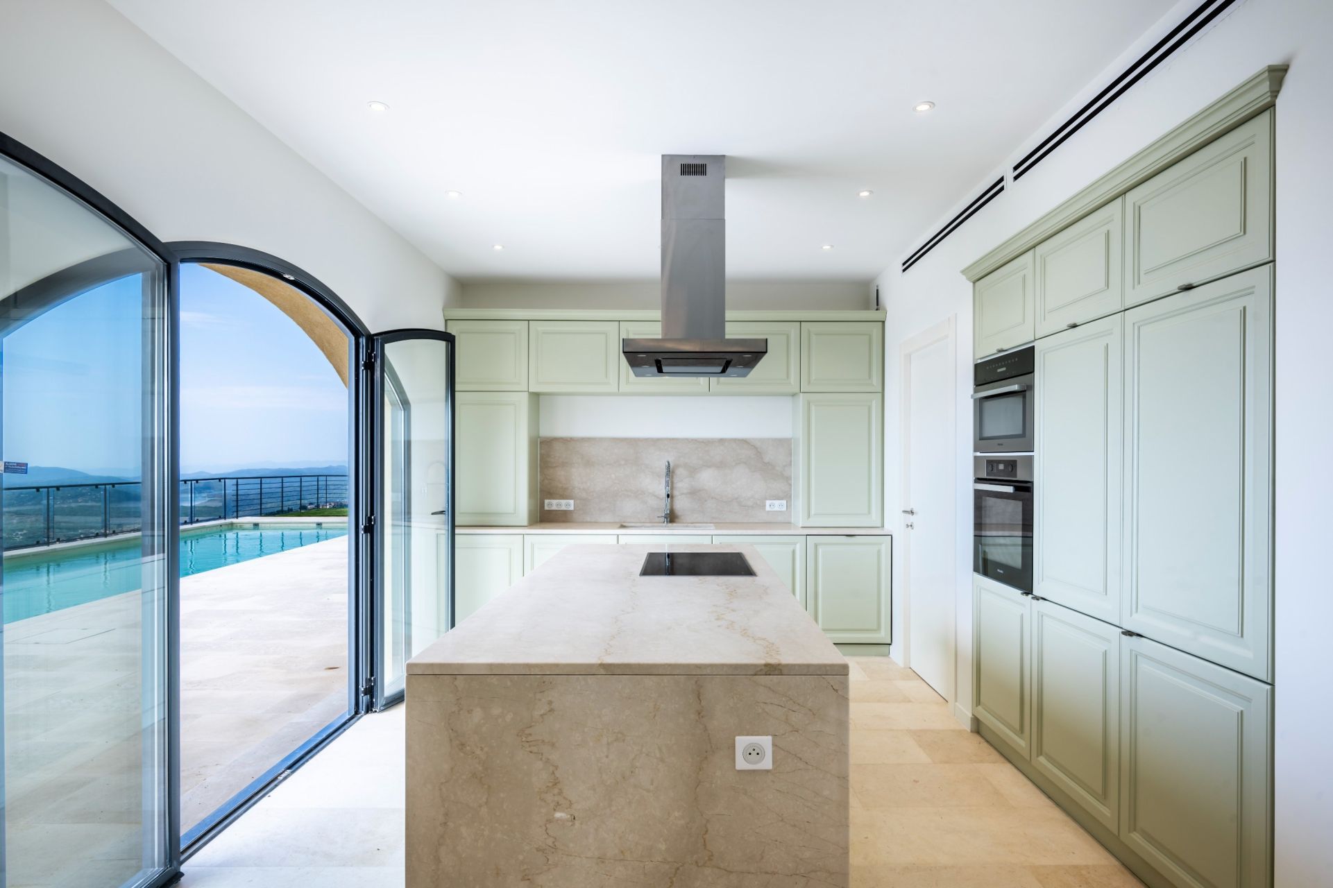 luxury villa 8 Rooms for sale on SPERACEDES (06530)