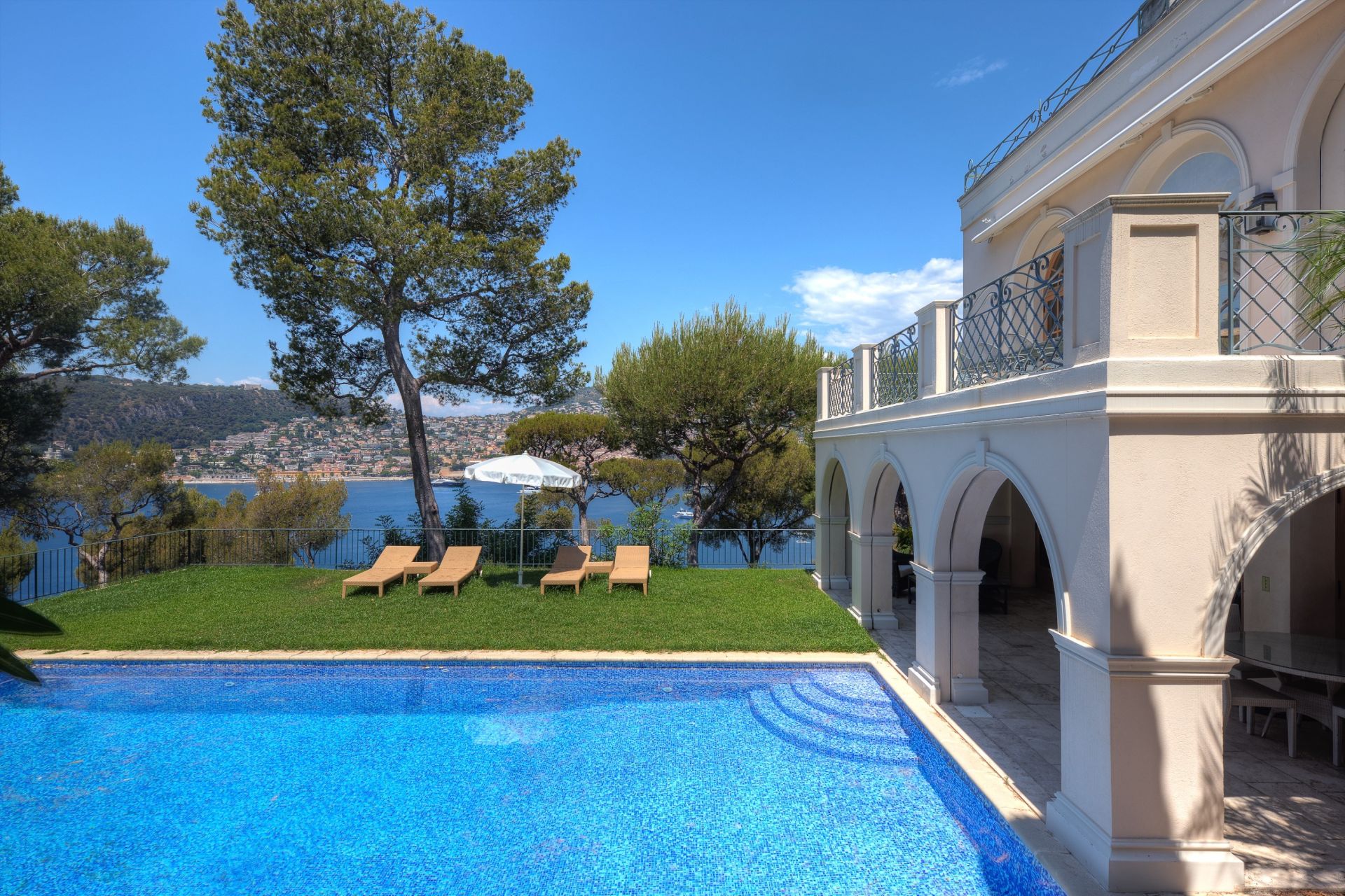 luxury villa 12 Rooms for sale on ST JEAN CAP FERRAT (06230)
