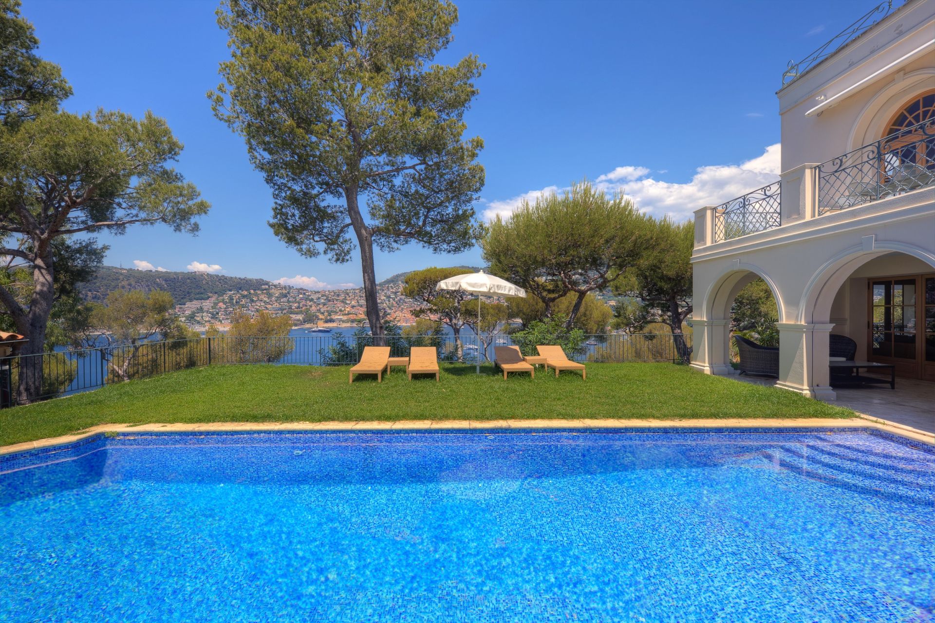 luxury villa 12 Rooms for sale on ST JEAN CAP FERRAT (06230)