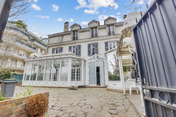 Sale Luxury house Neuilly-sur-Seine 7 Rooms 392 m²