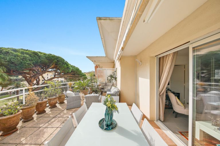 luxury apartment 4 Rooms for sale on HYERES PLAGE (83400)