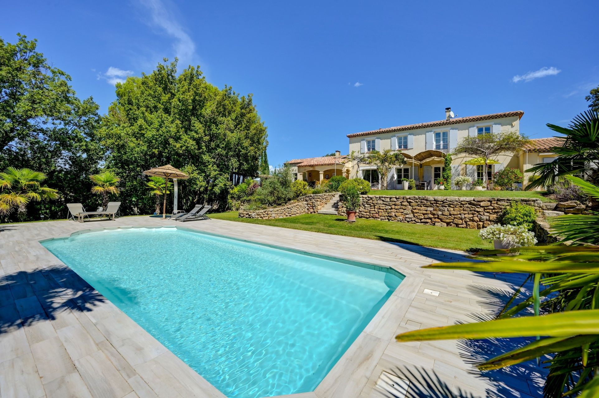 luxury house 8 Rooms for sale on JOUQUES (13490)