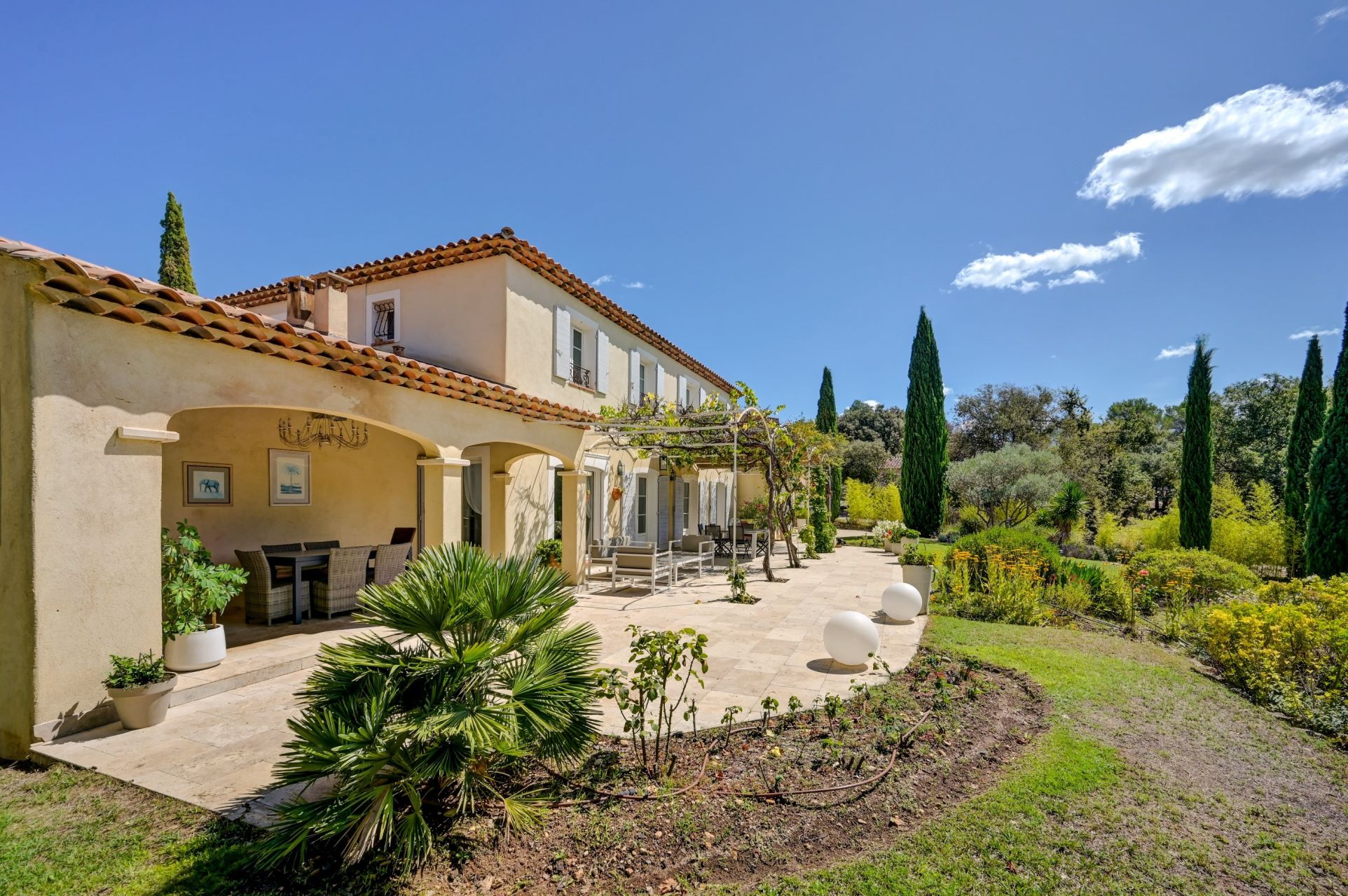 luxury house 8 Rooms for sale on JOUQUES (13490)