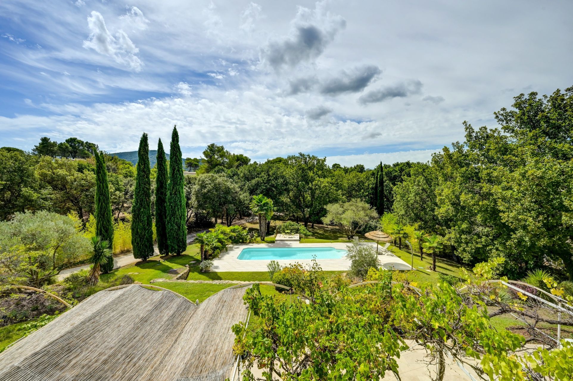 luxury house 8 Rooms for sale on JOUQUES (13490)