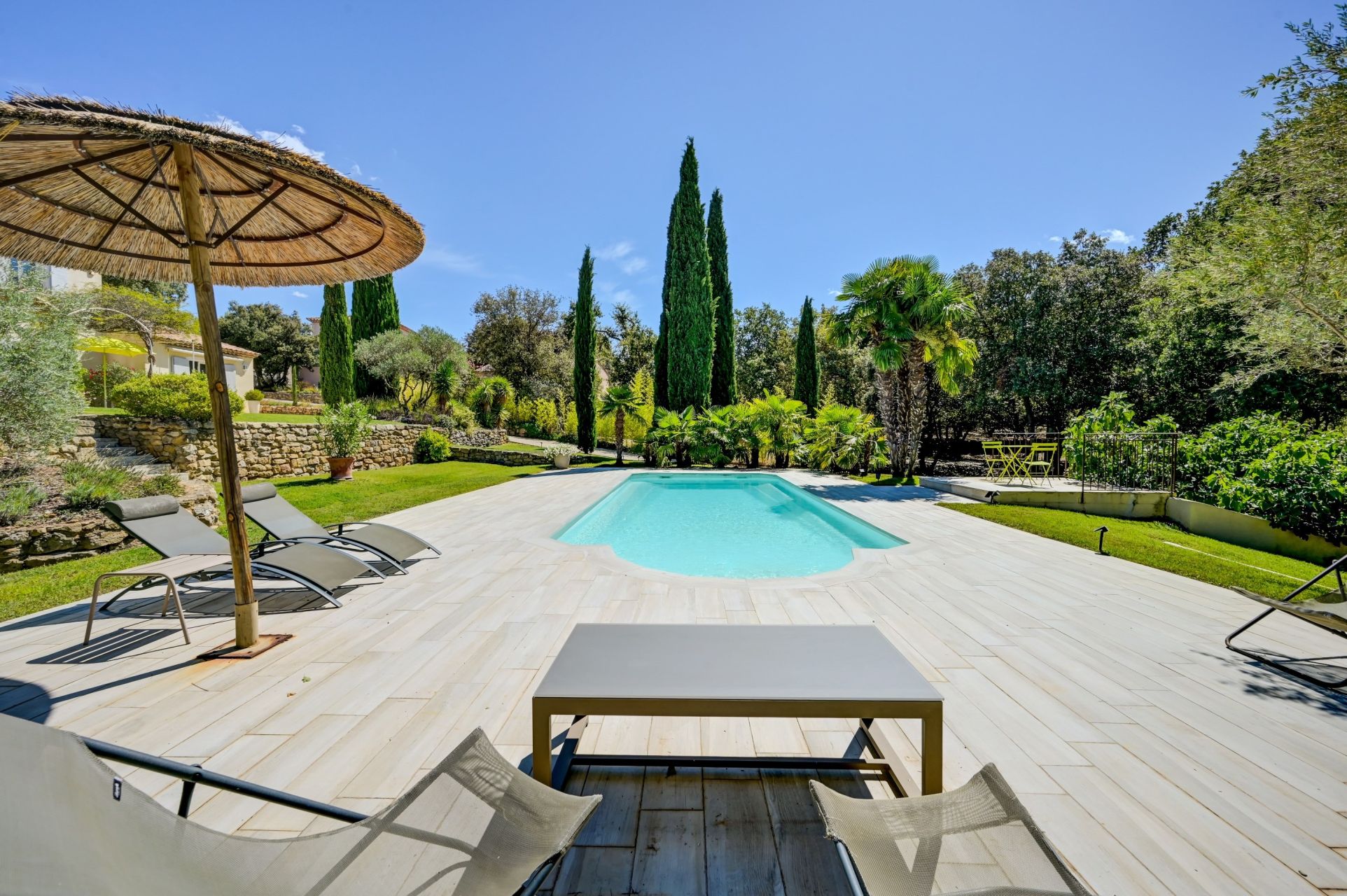 luxury house 8 Rooms for sale on JOUQUES (13490)