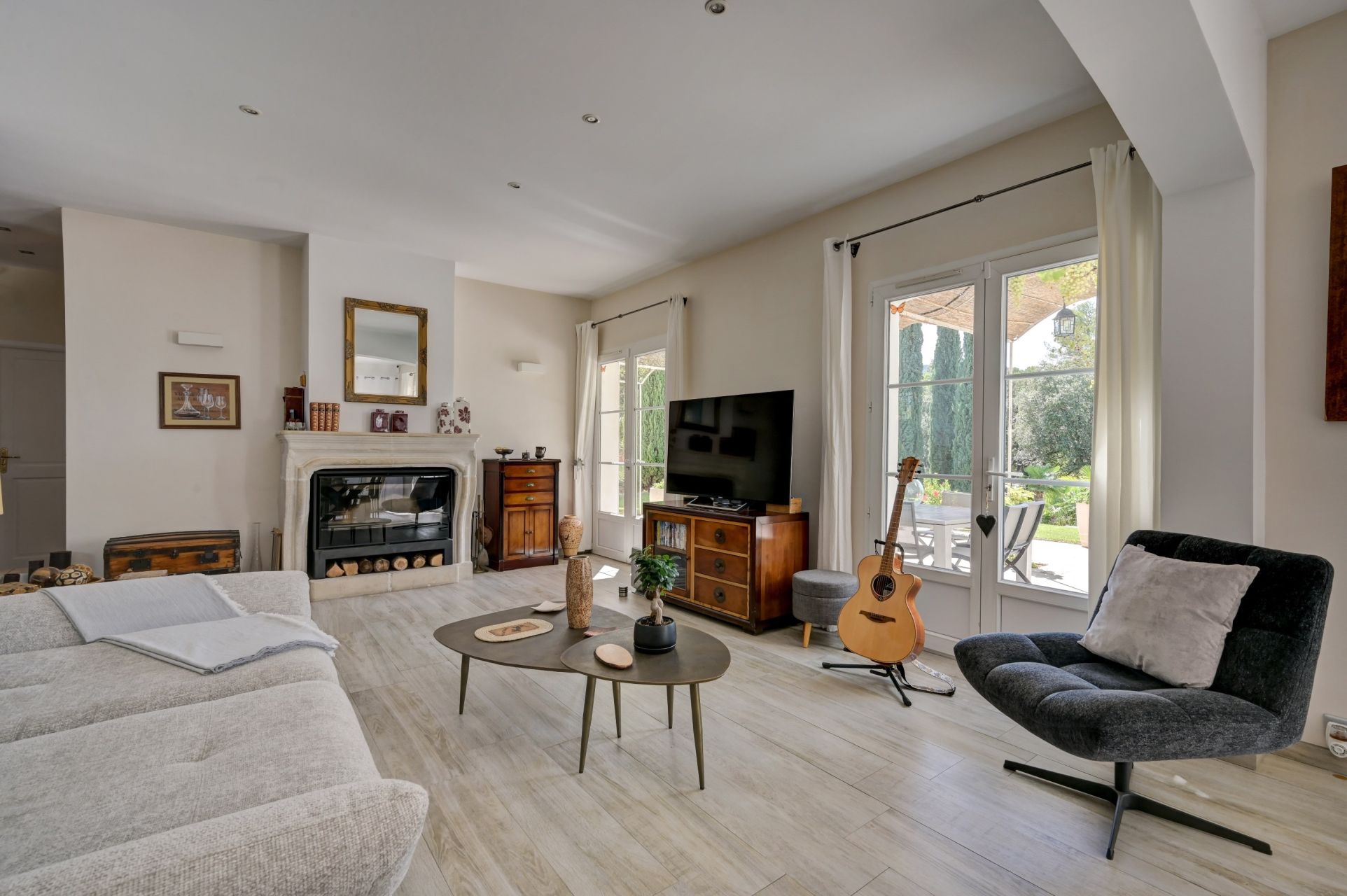 luxury house 8 Rooms for sale on JOUQUES (13490)