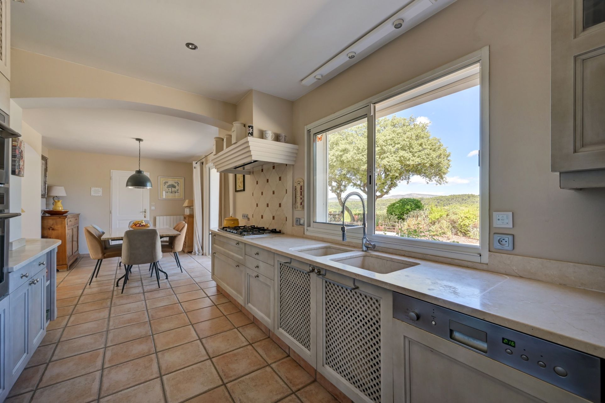 luxury house 8 Rooms for sale on JOUQUES (13490)