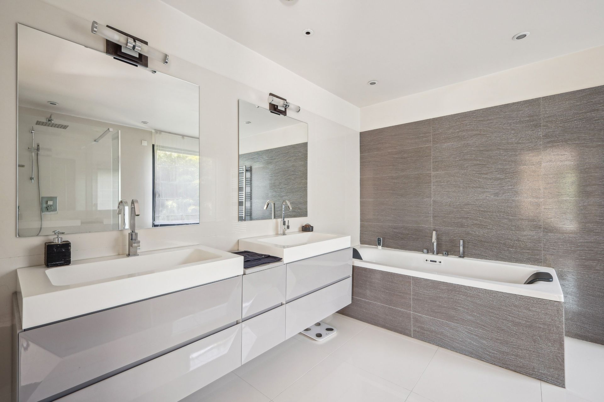 luxury house 7 Rooms for sale on VERRIERES LE BUISSON (91370)