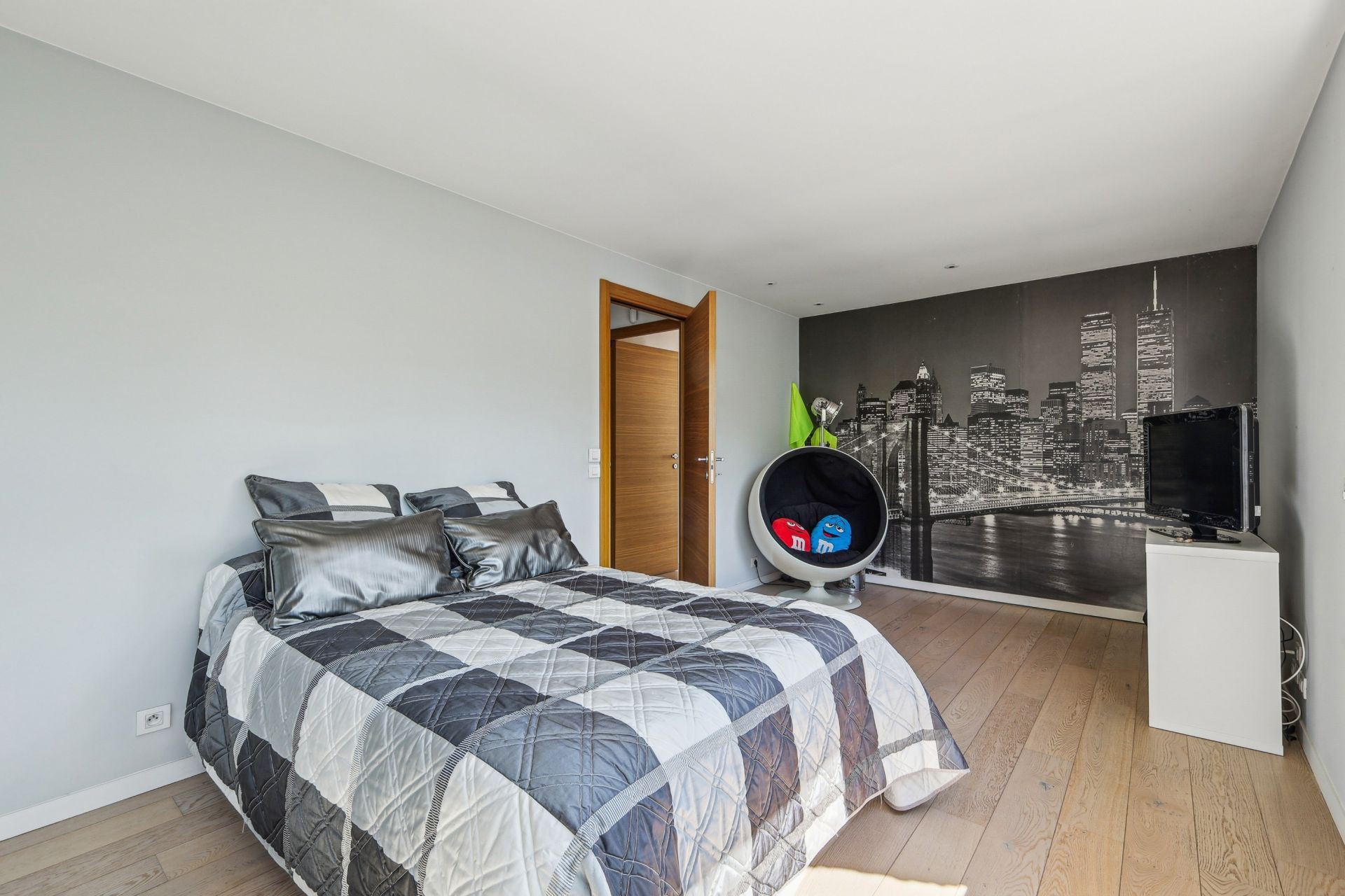 luxury house 7 Rooms for sale on VERRIERES LE BUISSON (91370)