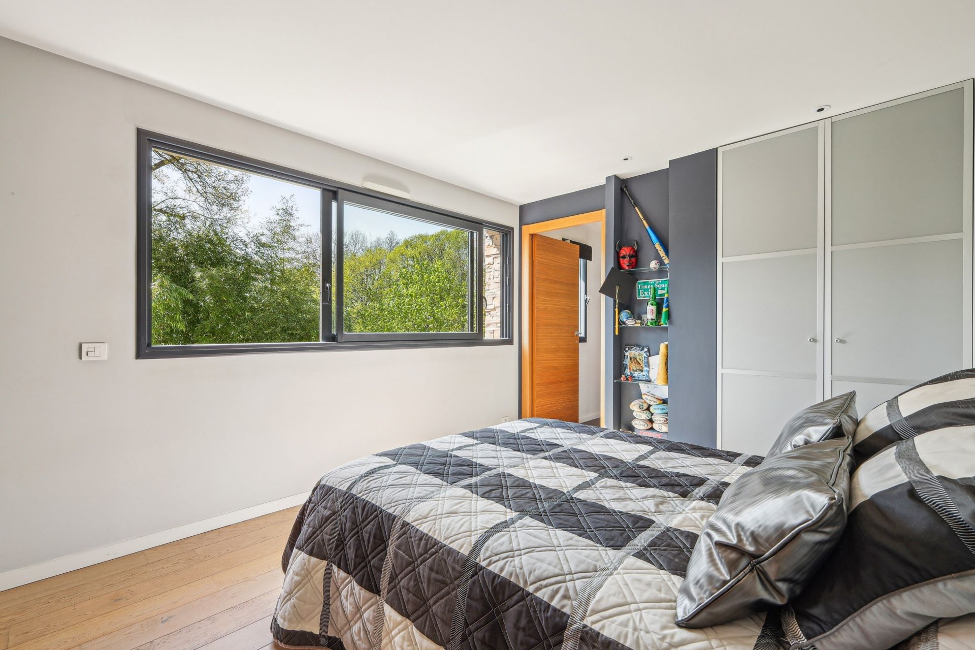 luxury house 7 Rooms for sale on VERRIERES LE BUISSON (91370)