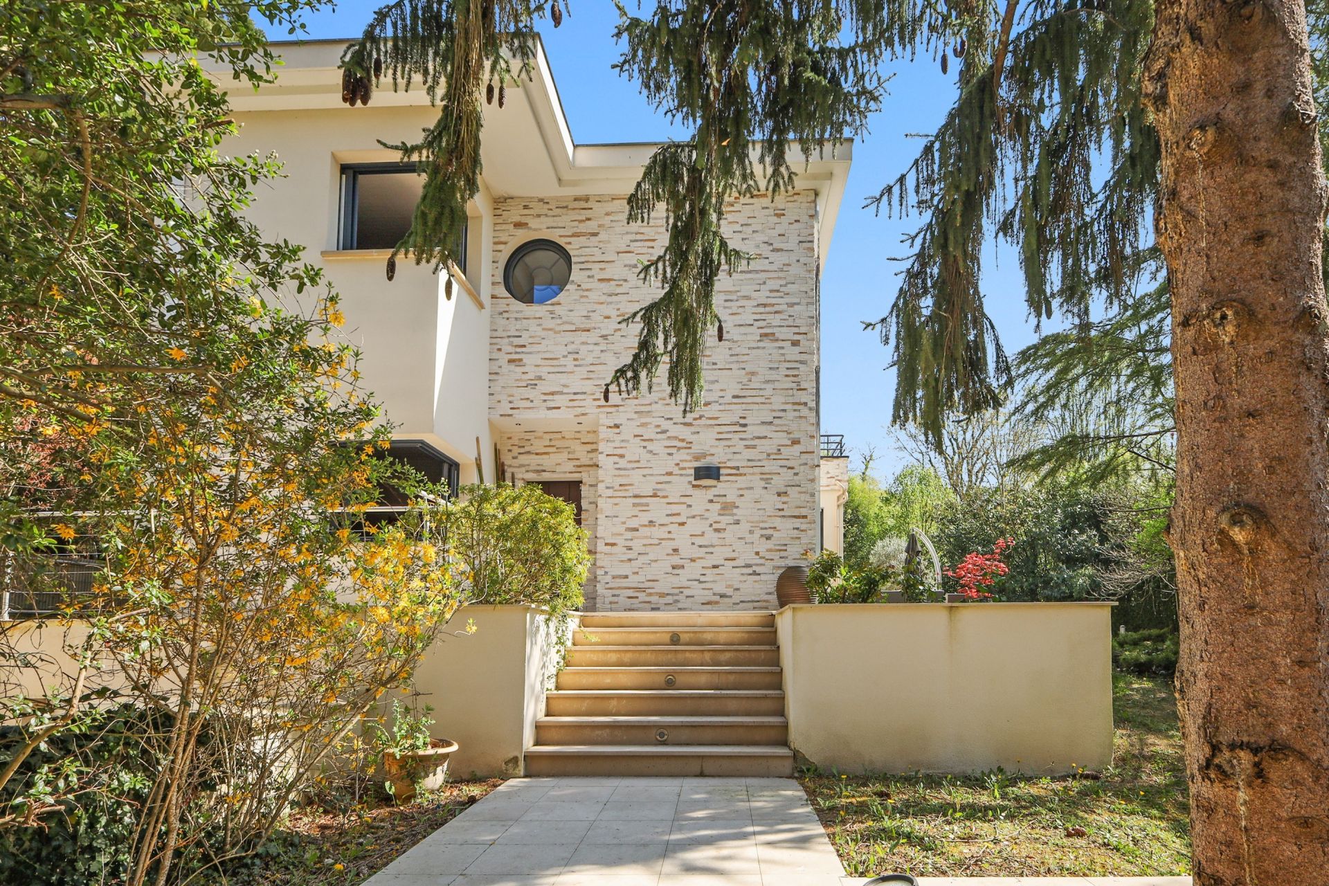 luxury house 7 Rooms for sale on VERRIERES LE BUISSON (91370)