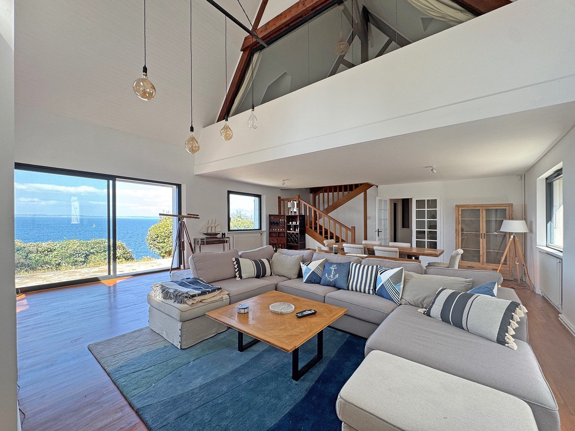 luxury house 8 Rooms for sale on POULLAN SUR MER (29100)