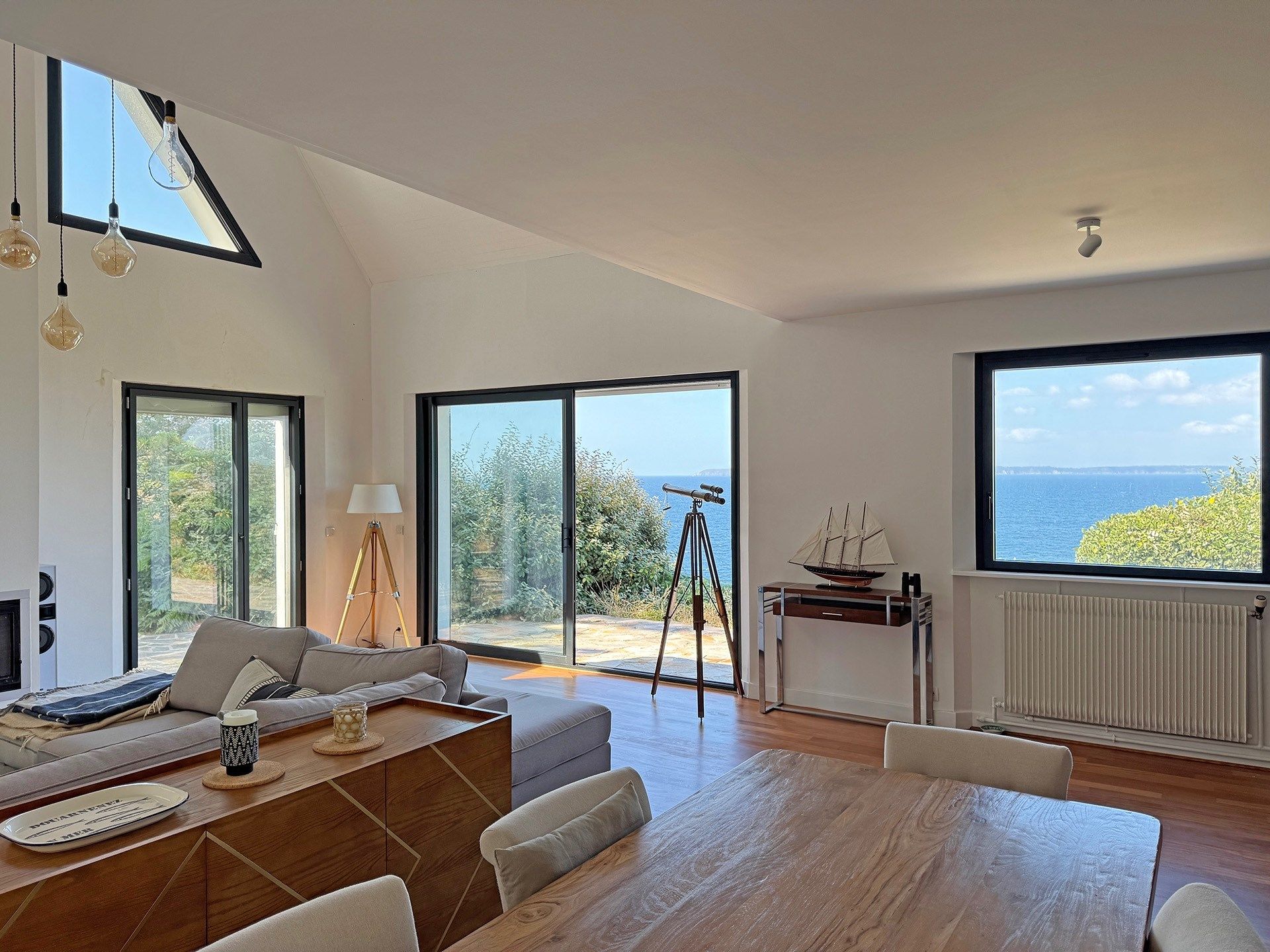 luxury house 8 Rooms for sale on POULLAN SUR MER (29100)