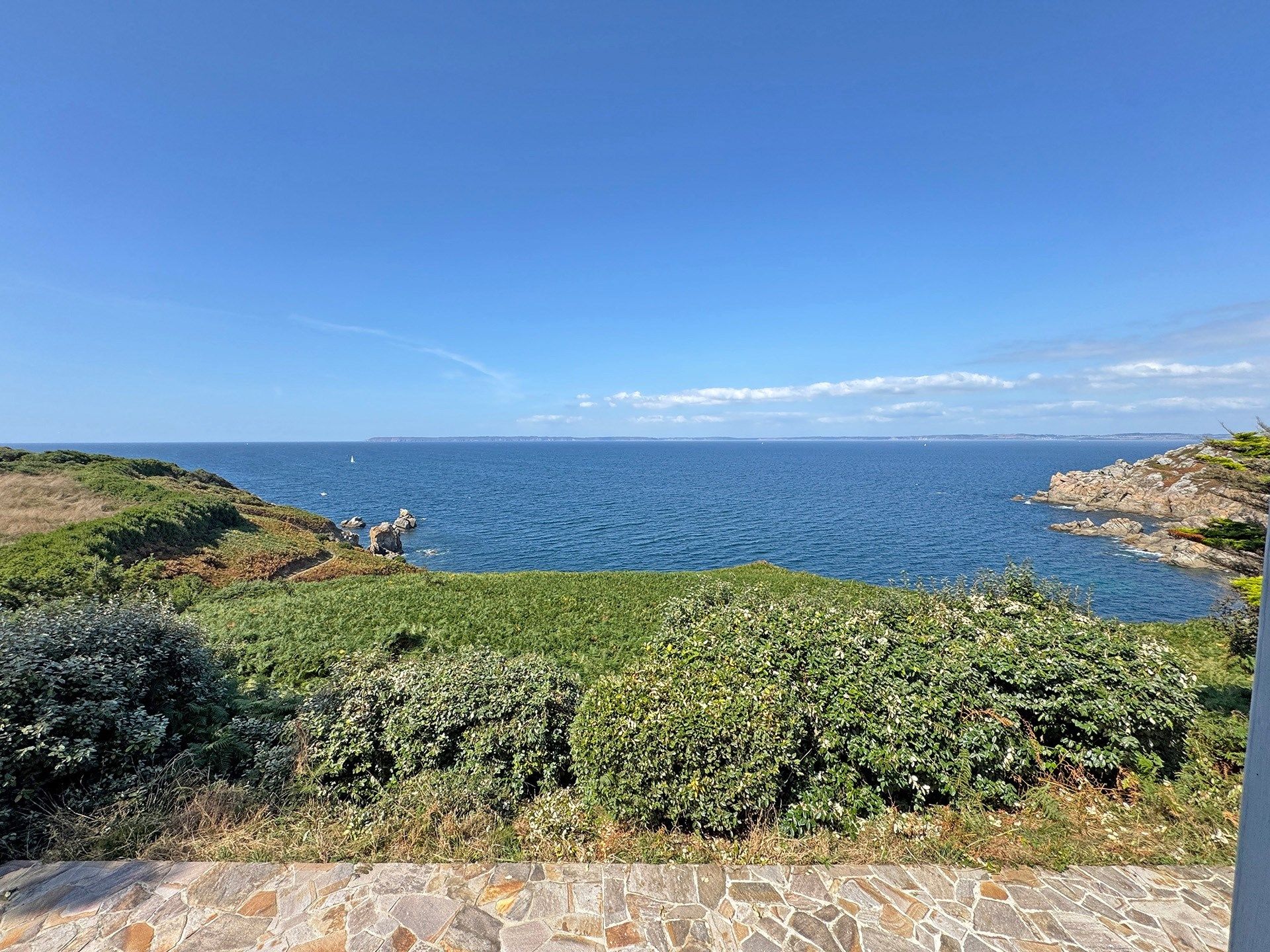 luxury house 8 Rooms for sale on POULLAN SUR MER (29100)