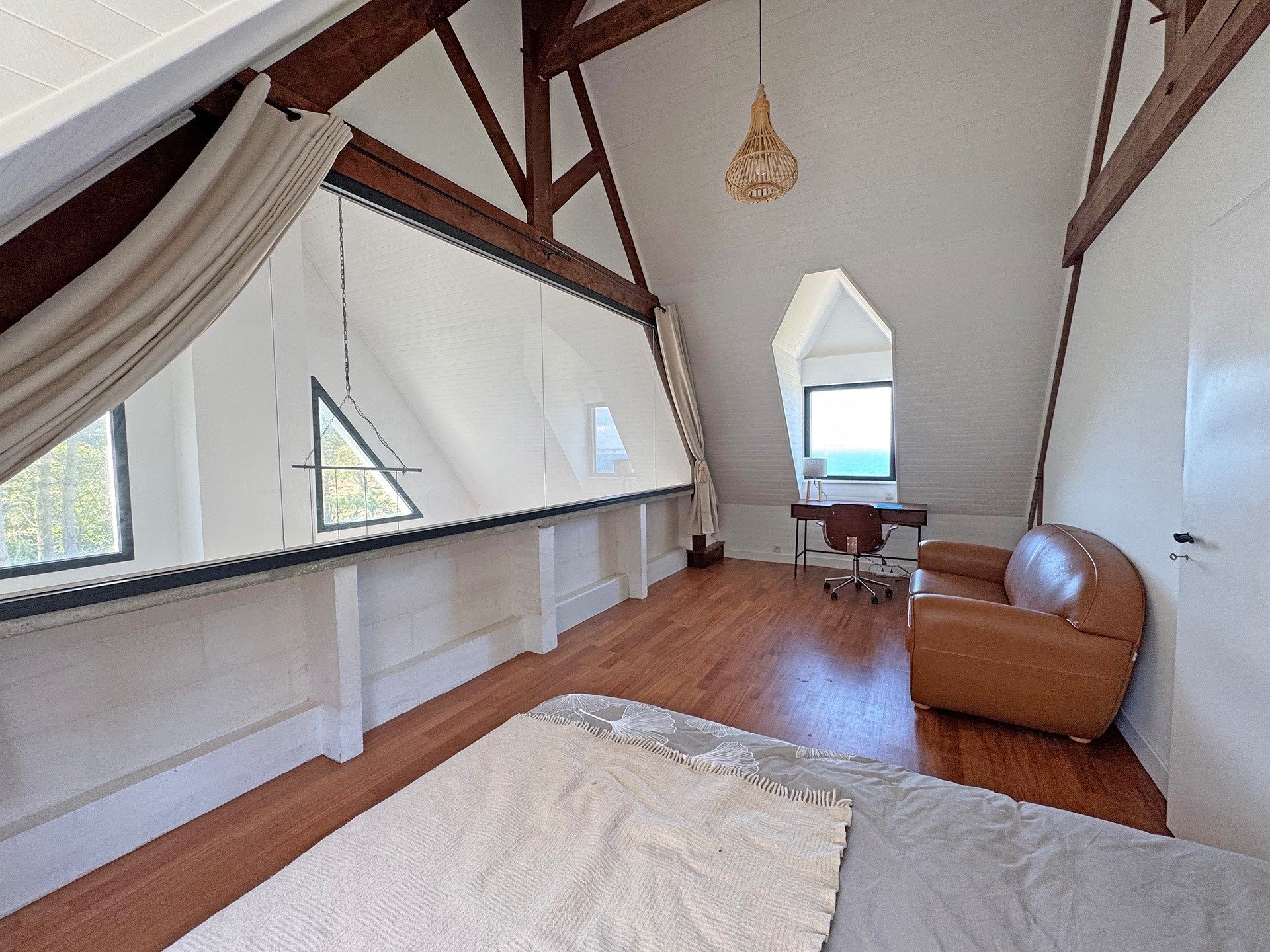 luxury house 8 Rooms for sale on POULLAN SUR MER (29100)