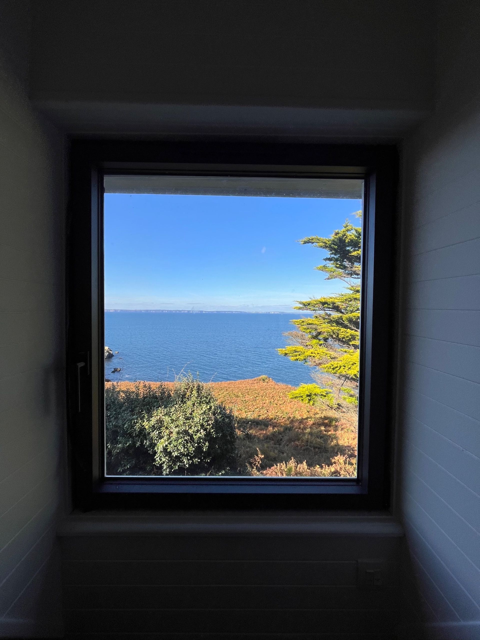luxury house 8 Rooms for sale on POULLAN SUR MER (29100)