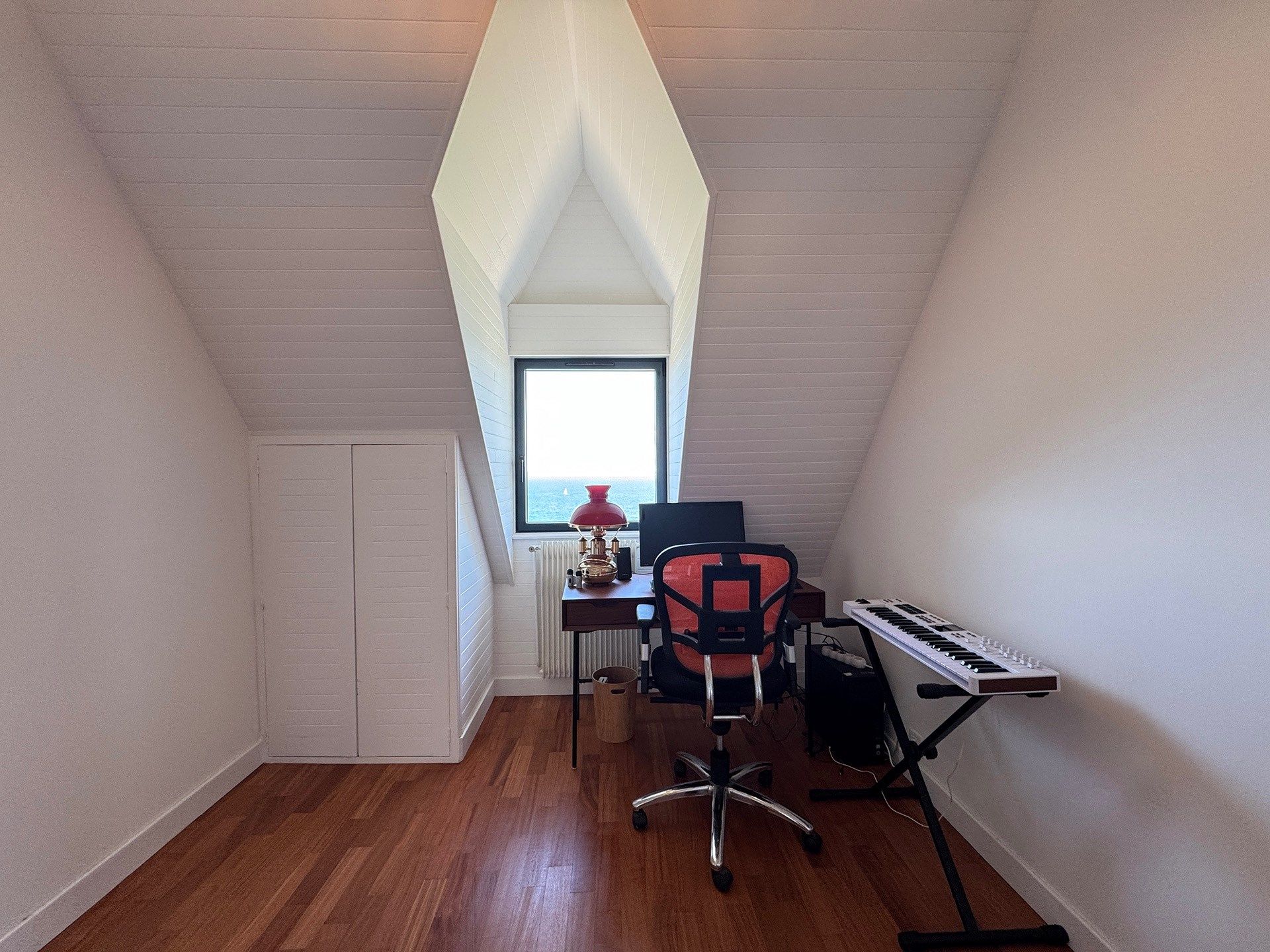 luxury house 8 Rooms for sale on POULLAN SUR MER (29100)