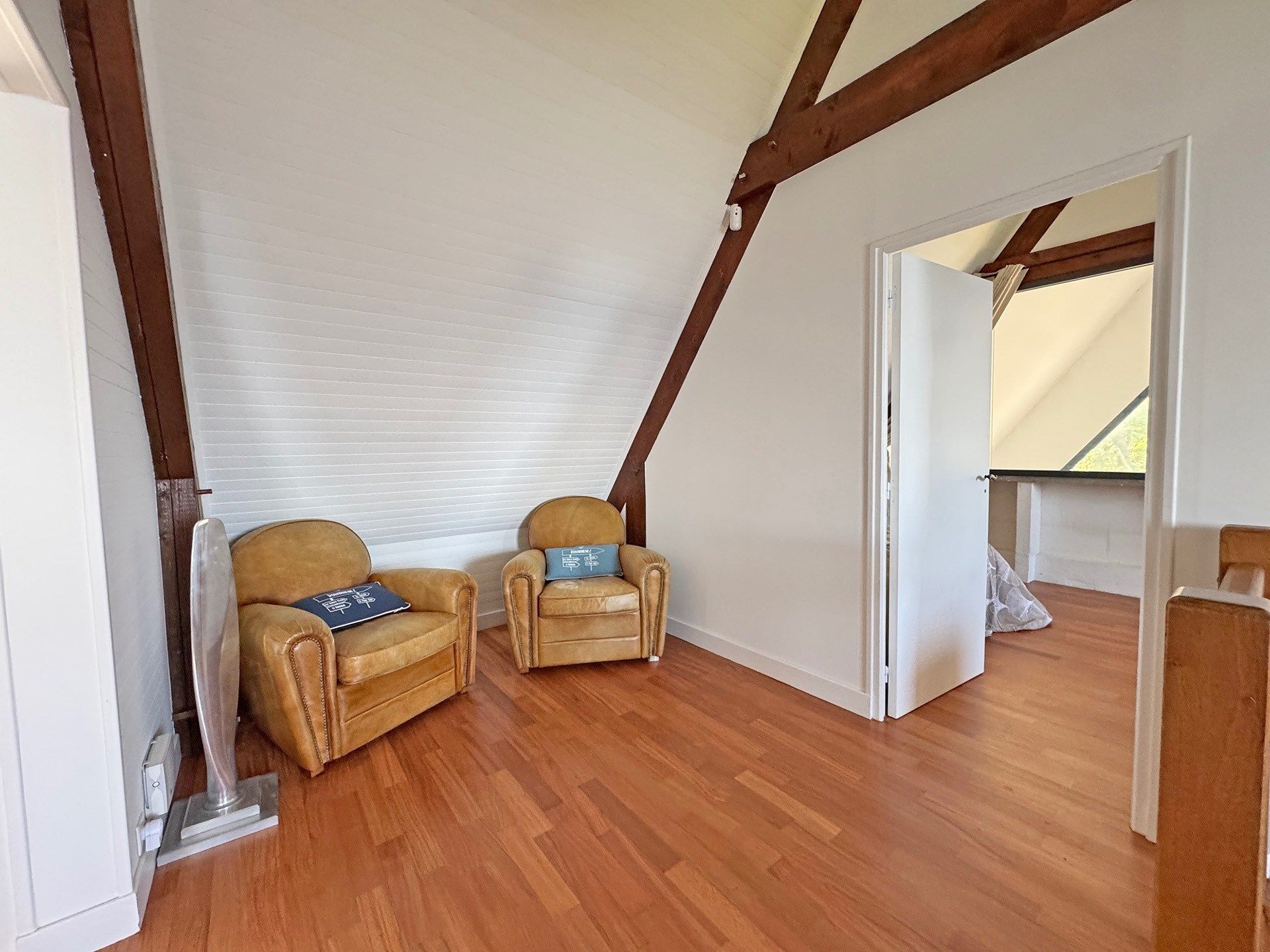 luxury house 8 Rooms for sale on POULLAN SUR MER (29100)