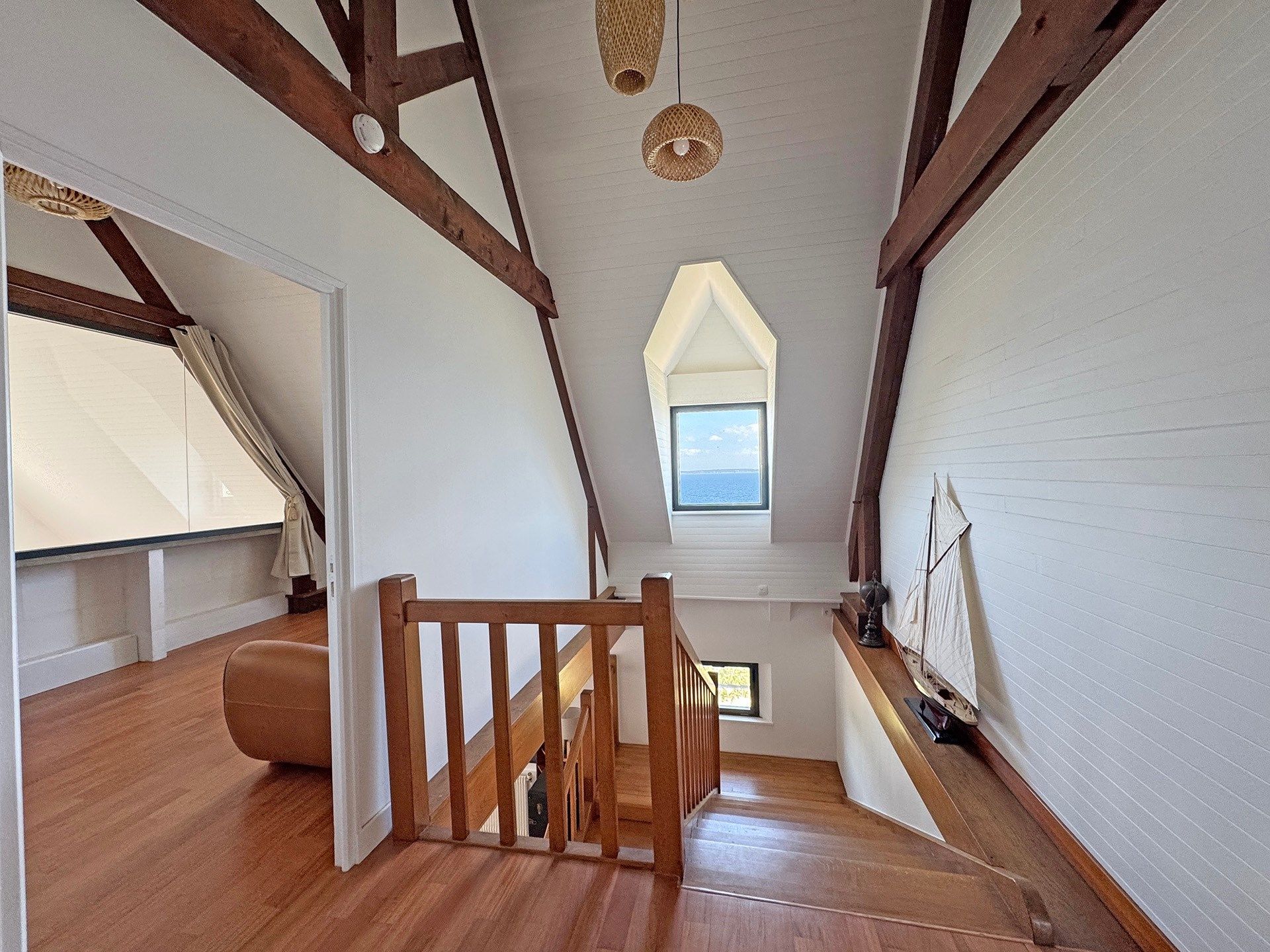 luxury house 8 Rooms for sale on POULLAN SUR MER (29100)